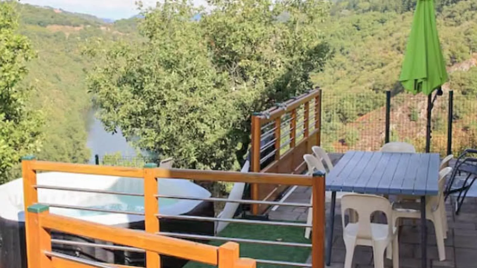 Gite Brousse le Chateau-Terrassenbalkon