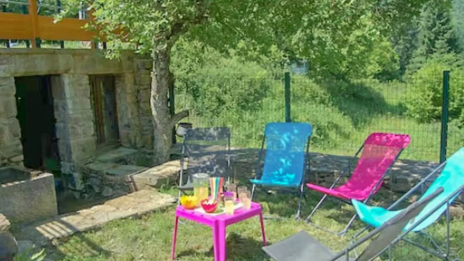 Gite Brousse le Chateau-Gärten Sommer