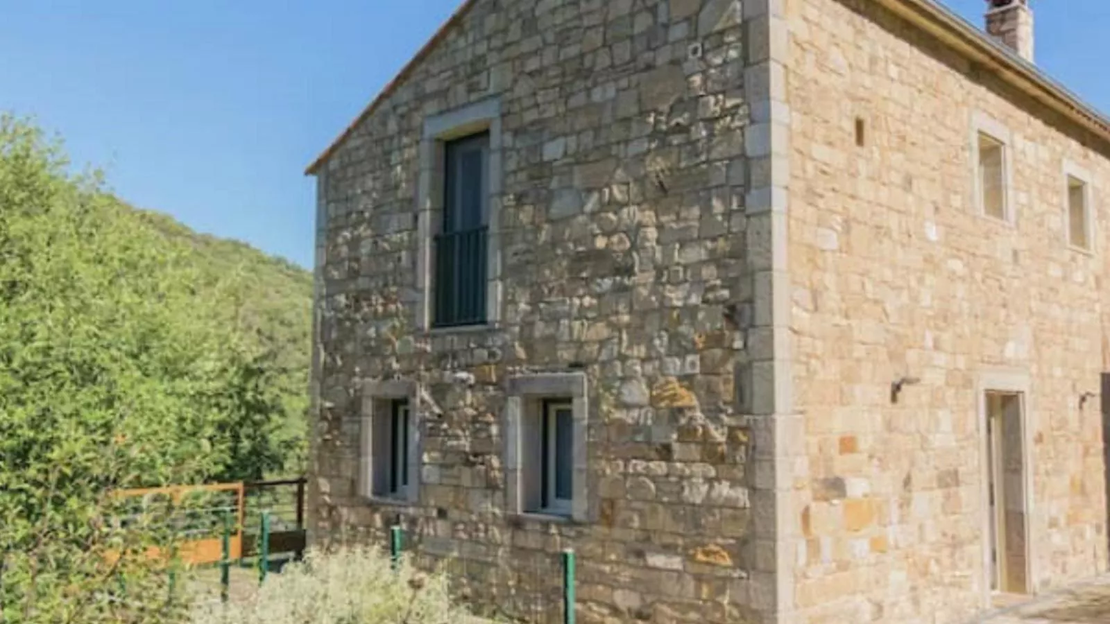 Gite Brousse le Chateau-Außenbereich Sommer