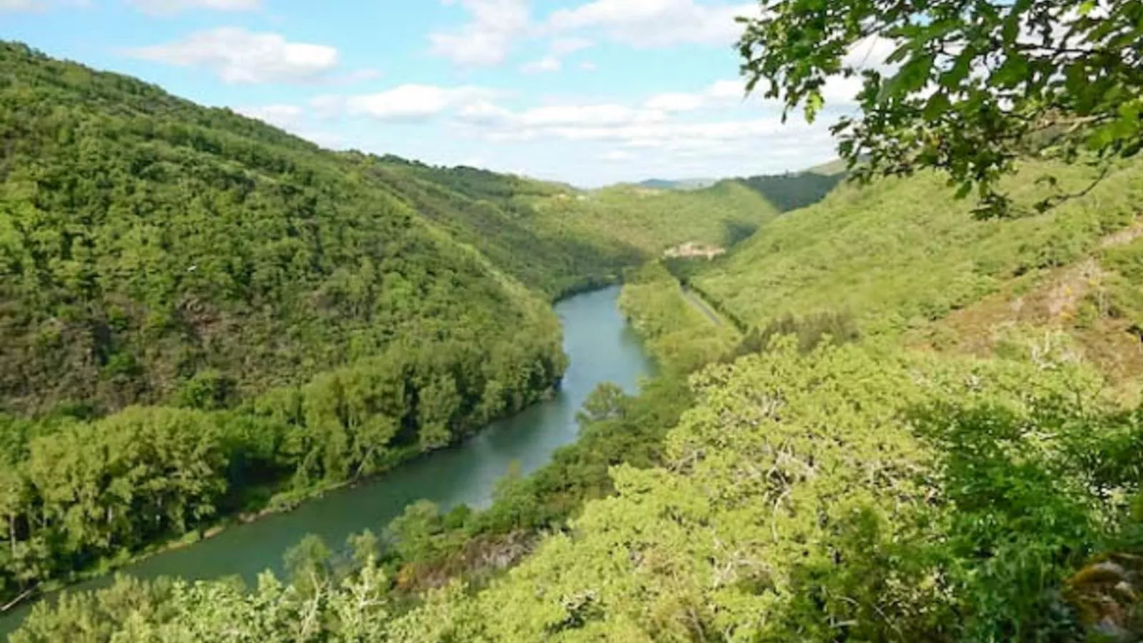 Gite Brousse le Chateau-Aussicht Sommer