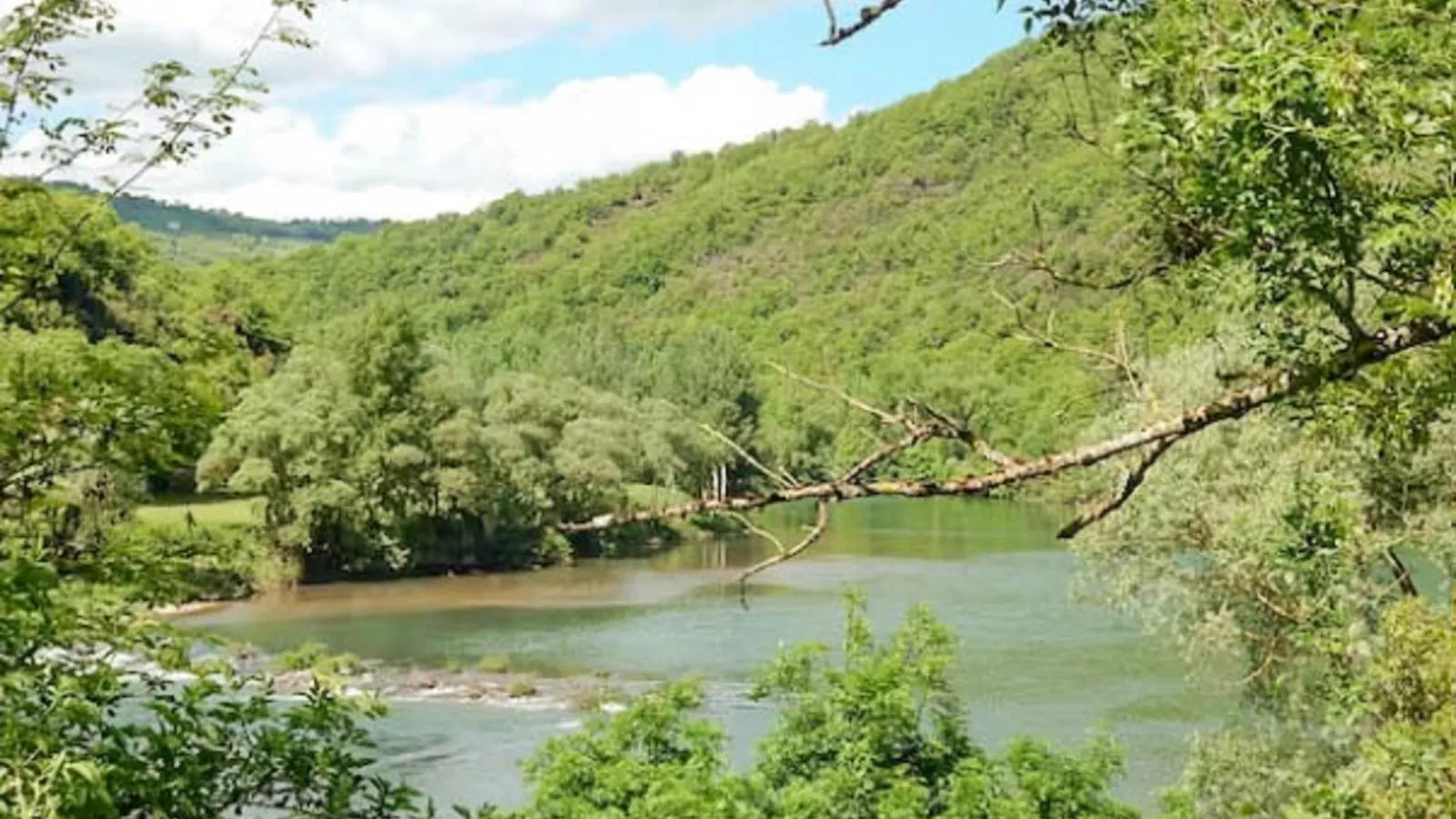 Gite Brousse le Chateau-Gebiete Sommer 1 km