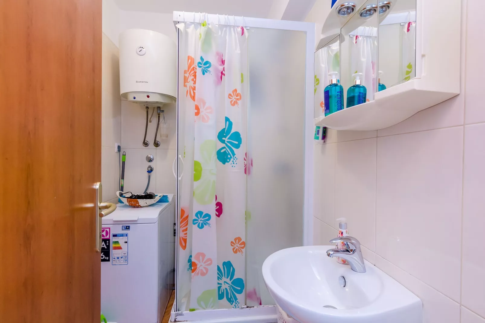 Apartments Captain - One Bedroom Apartment with Terrace (3 Adults)-Bathroom