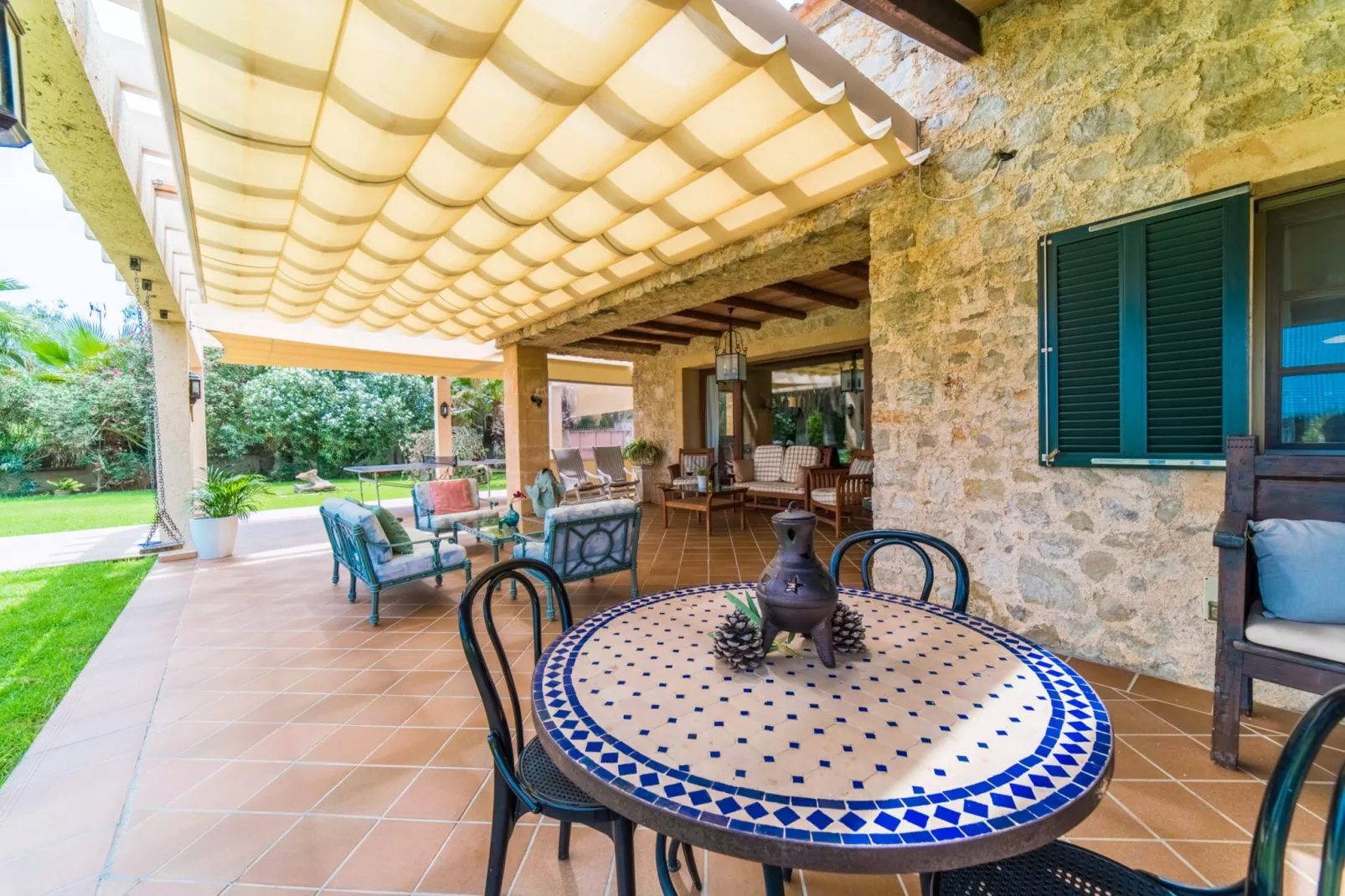 Els Mitjans-Terrace