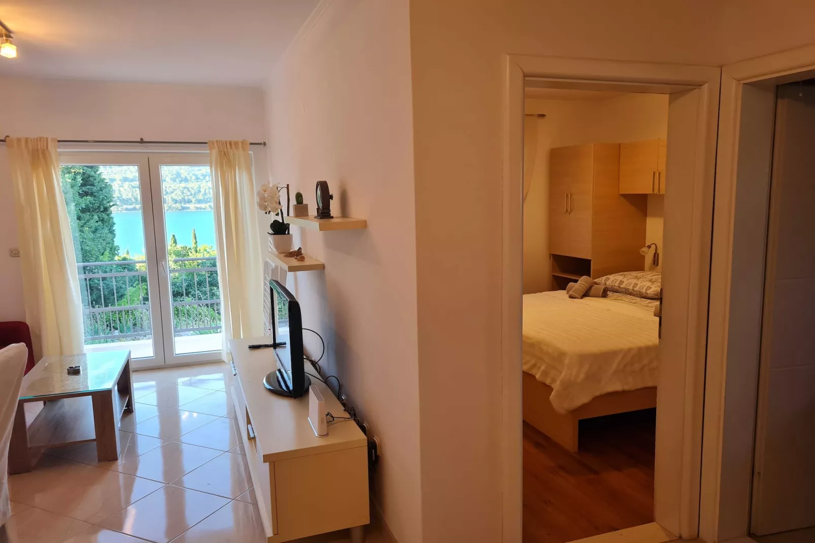 Apartments Memunić - Superior One Bedroom Apartment with Balcony and Sea View (ŽUTI)-Indoor