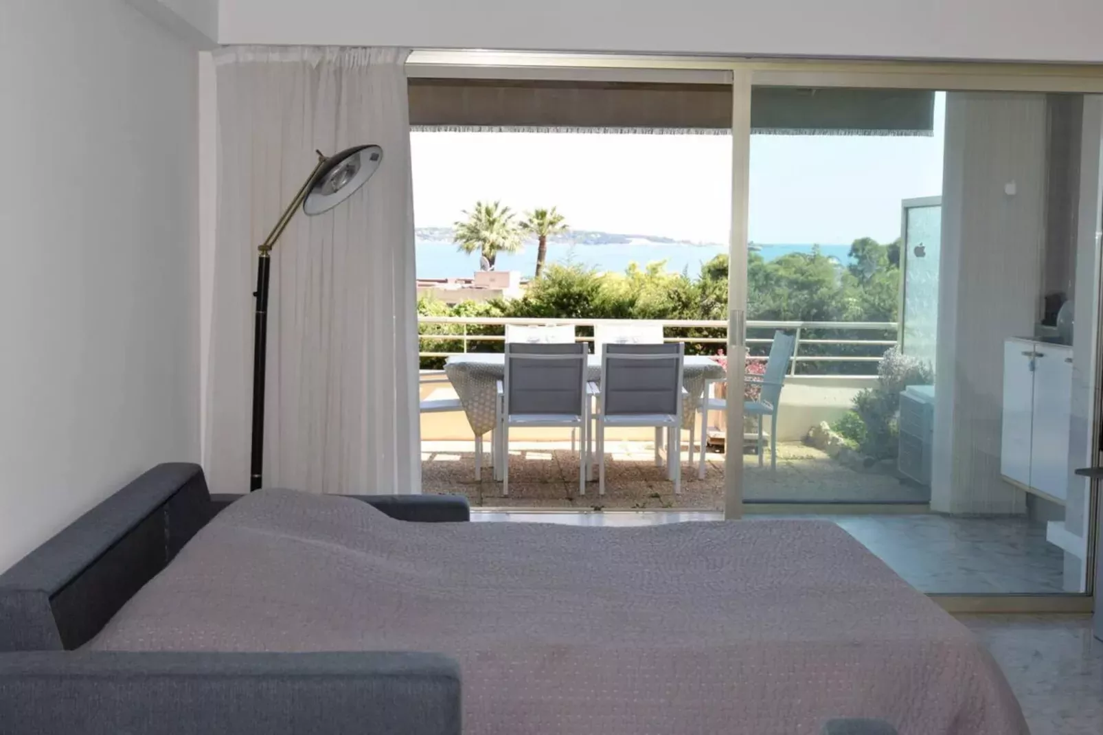 Vue Mer à Golfe-Juan Proche Cannes Plage et Garage-Bedroom