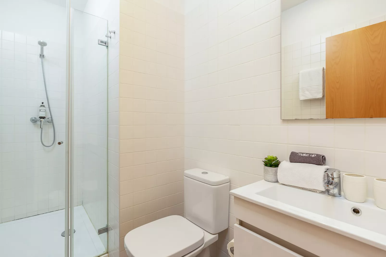 YOUROPO - Cosy 1-Bathroom