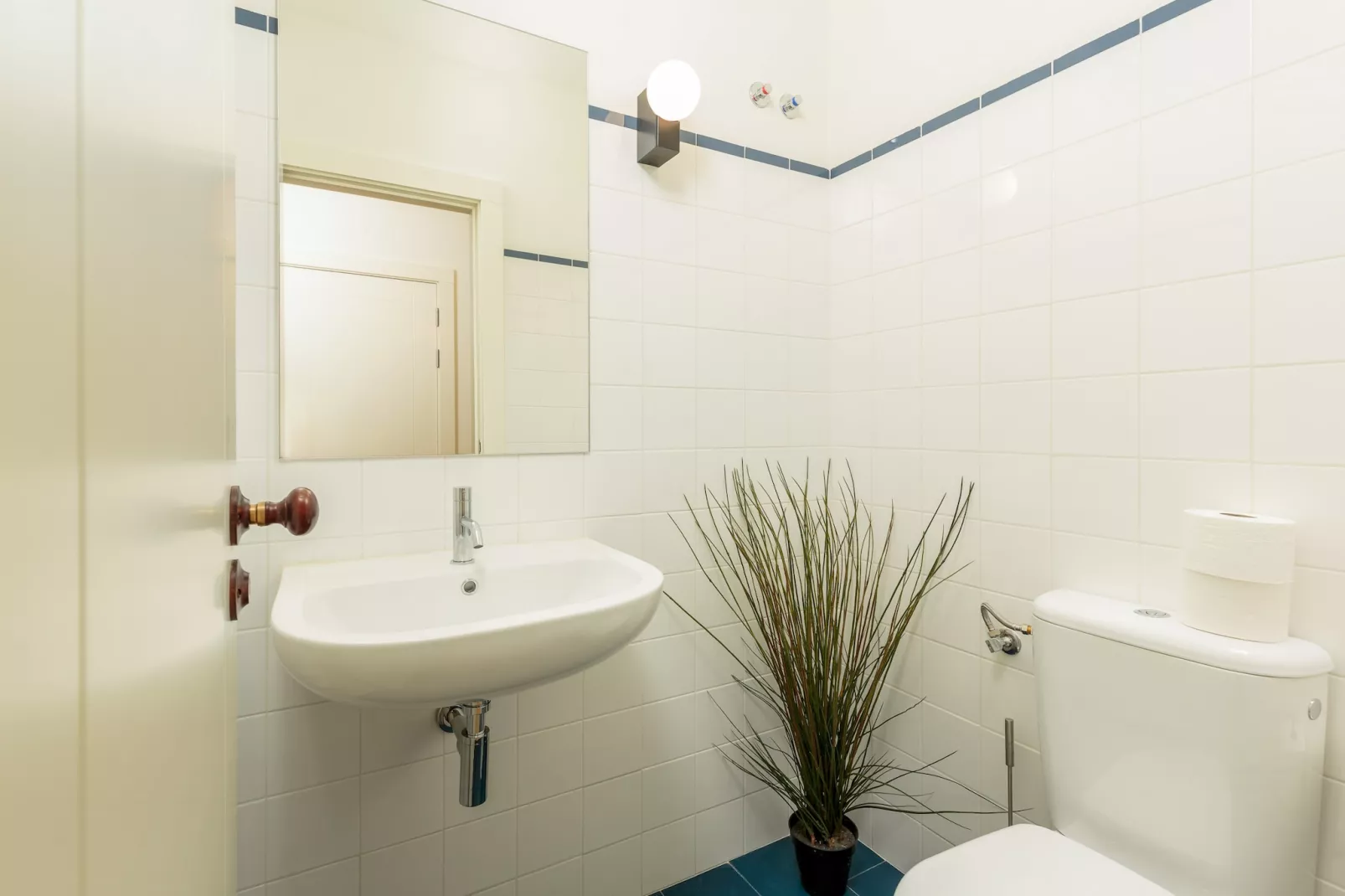 YOUROPO - Flores S-Bathroom