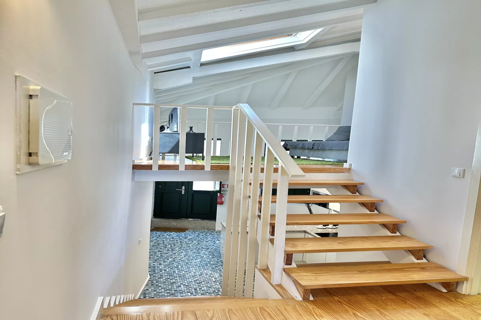 YOUROPO - Typical House 5-Landing