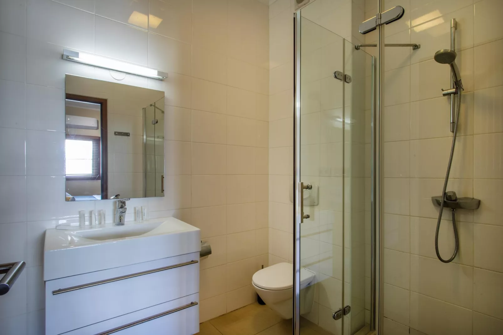 Spanish Water Apartment-Bathroom