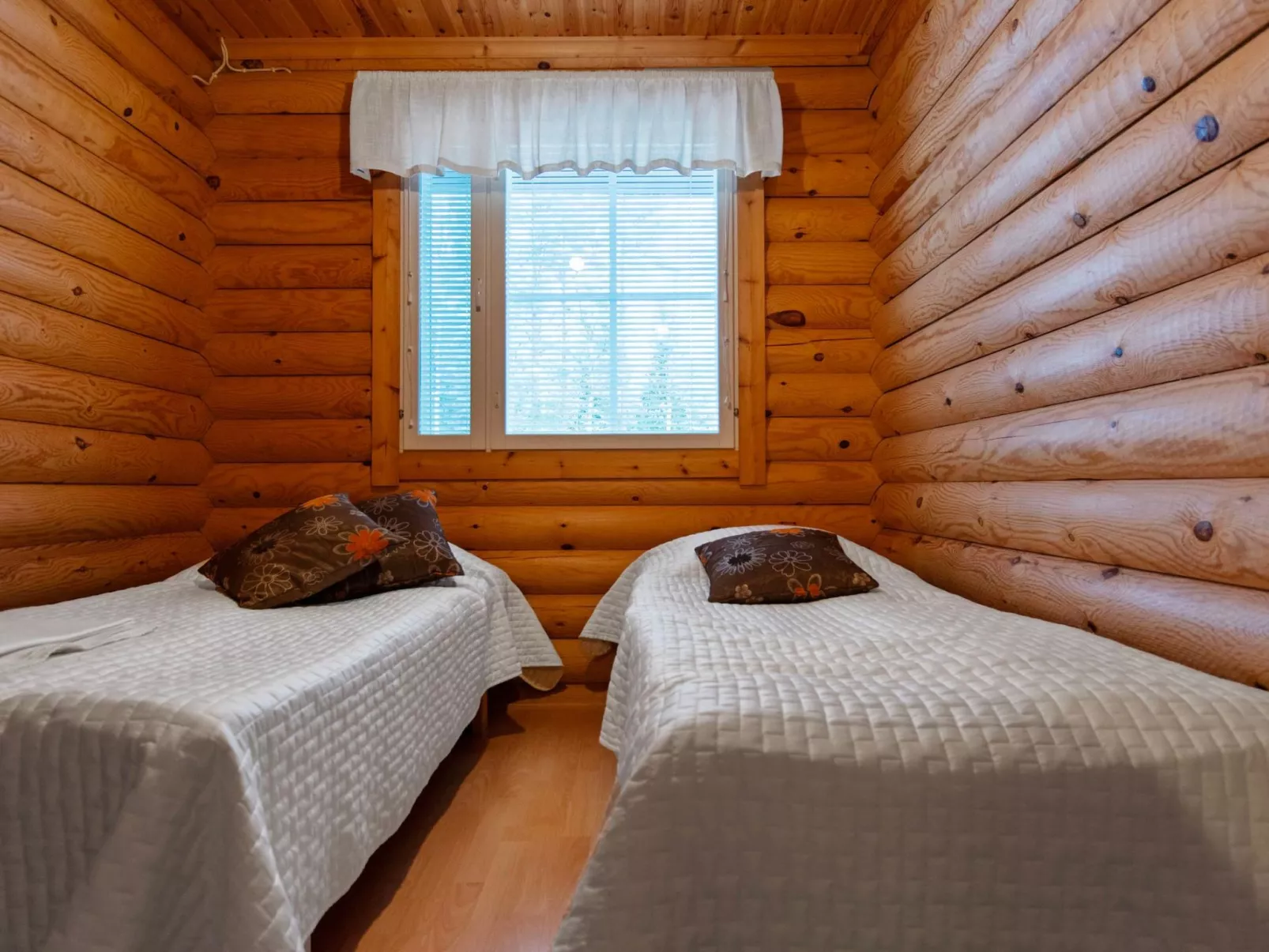 Kilpolan orvokki, pauliina ja karoliina-Inside