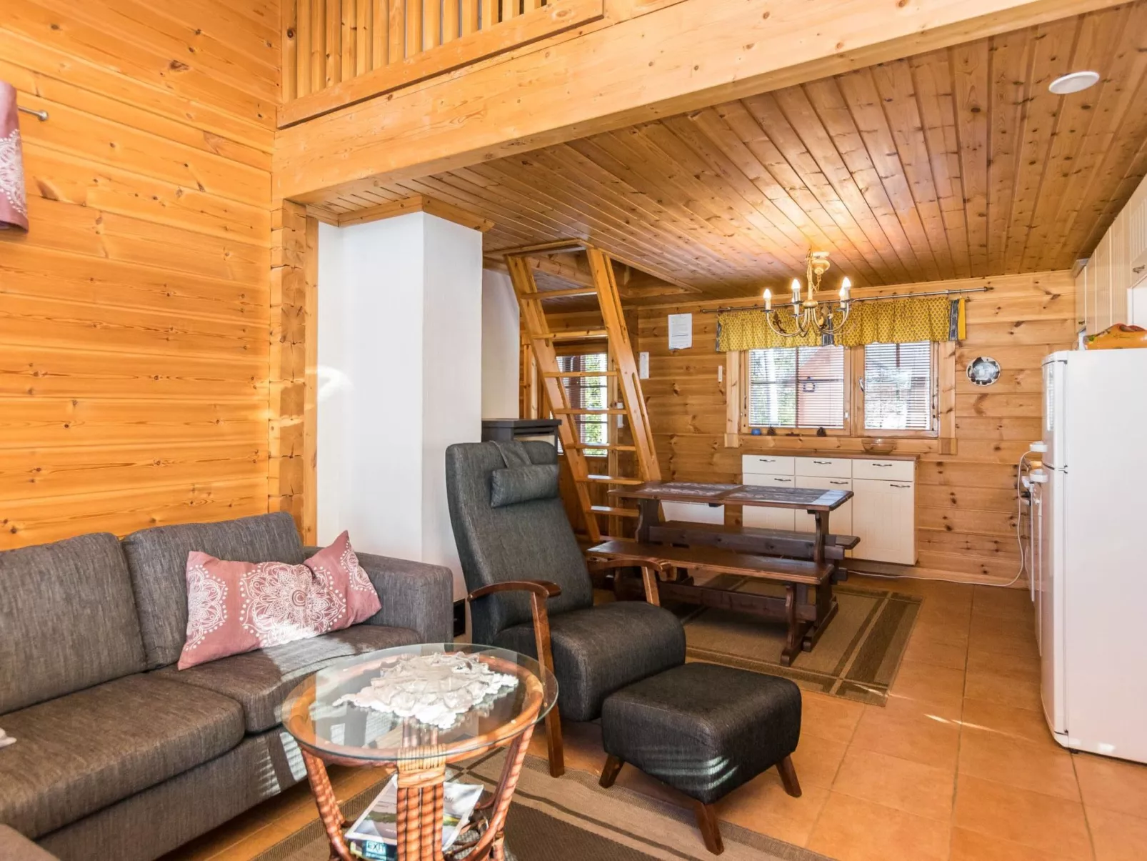 Puolen hehtaarin metsä-Inside