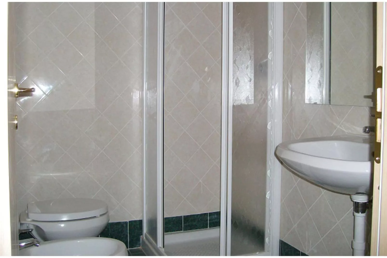 Villaggio Borgoverde TWO-ROOM APARTMENT 4 PAX - B4-Bathroom