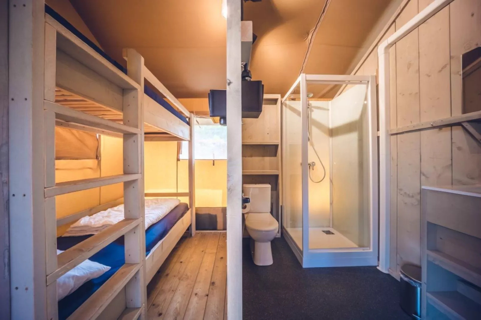 Safari tent 'Vos' | 2 - 5 people | pet allowed-Bathroom