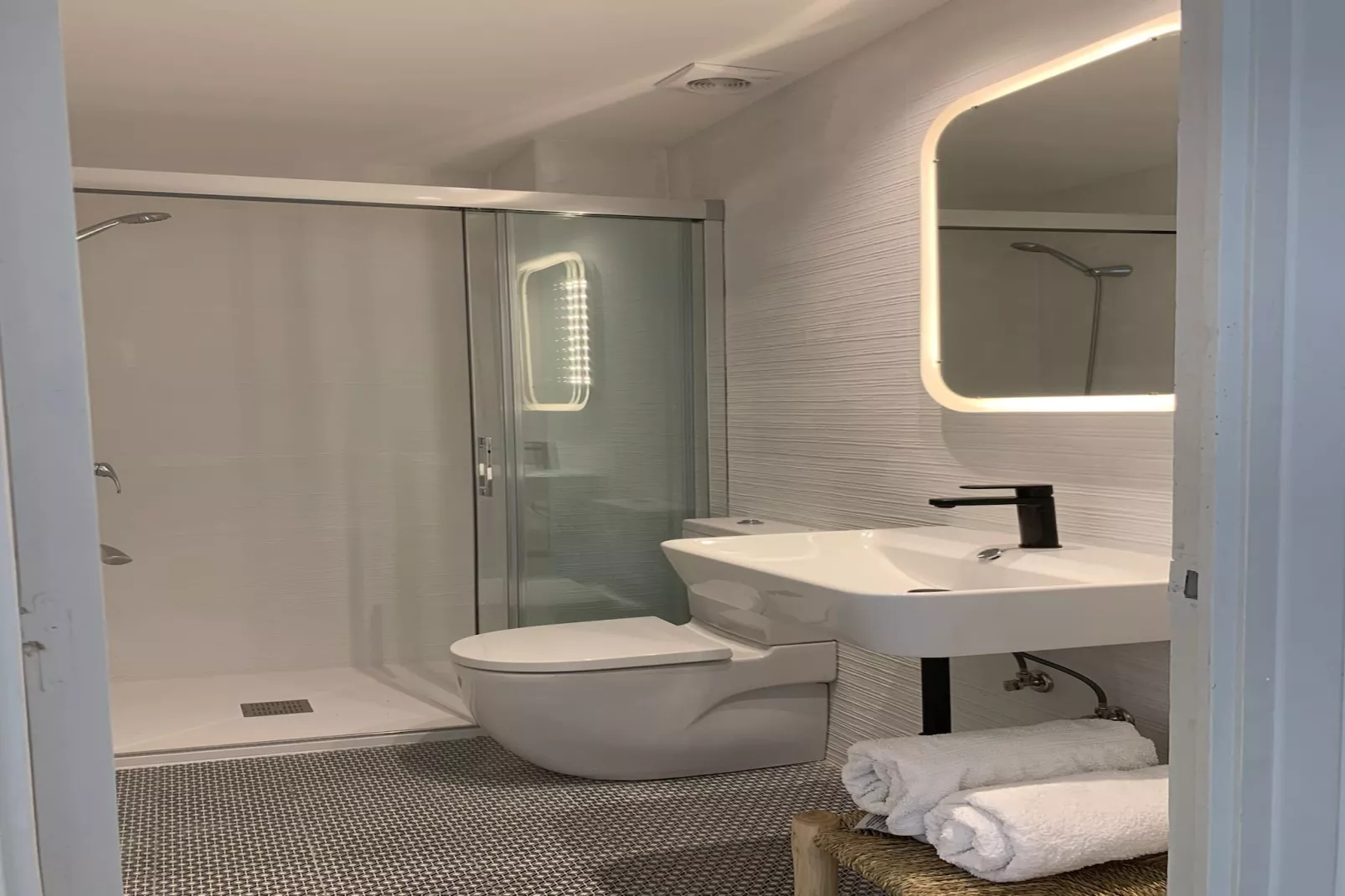 Luna-Bathroom