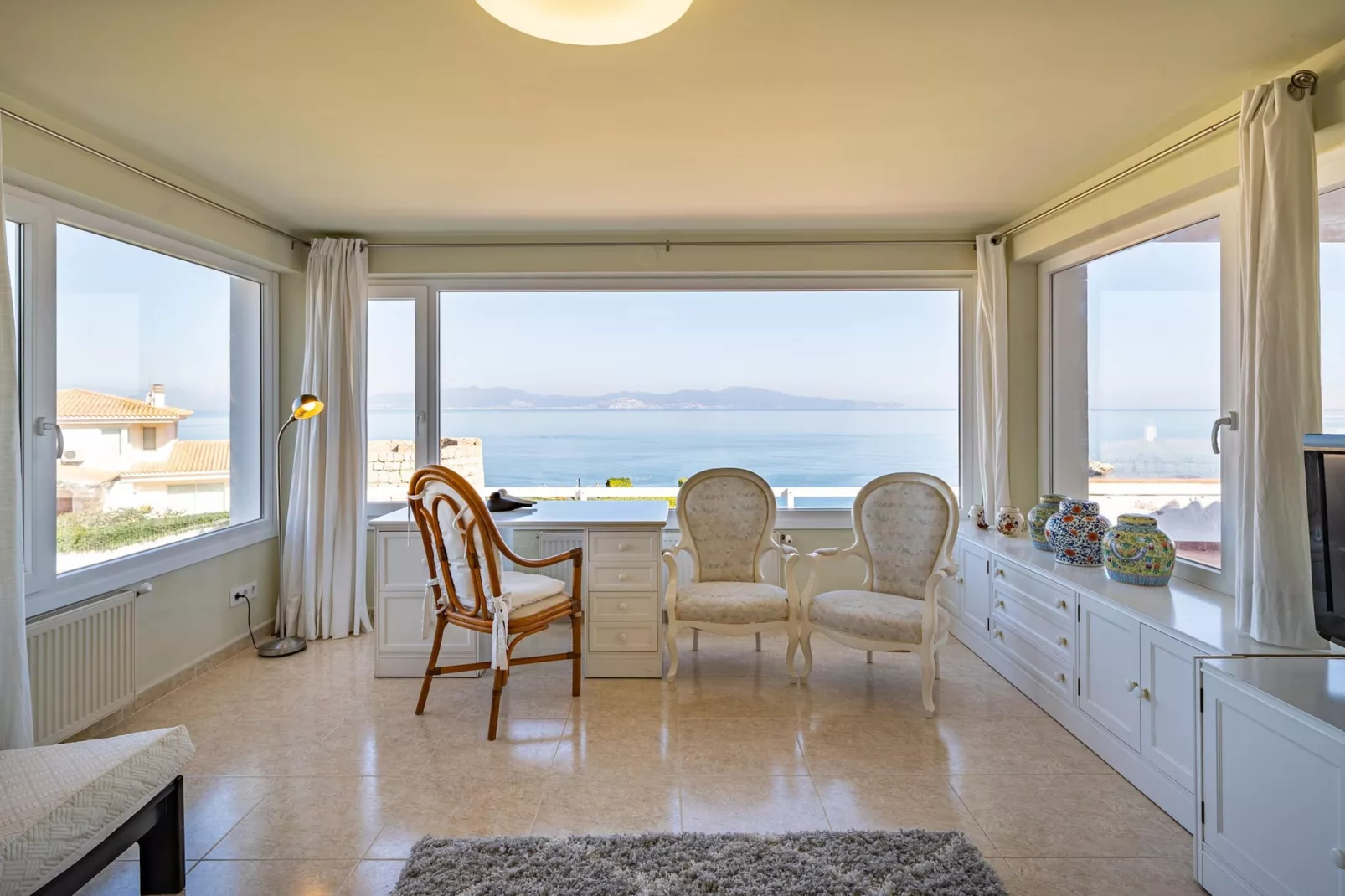 Mireia-Living room