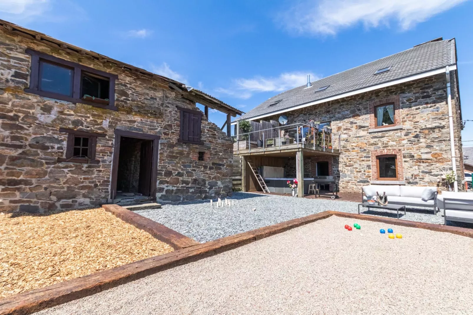 Petite Cour-Exterior summer