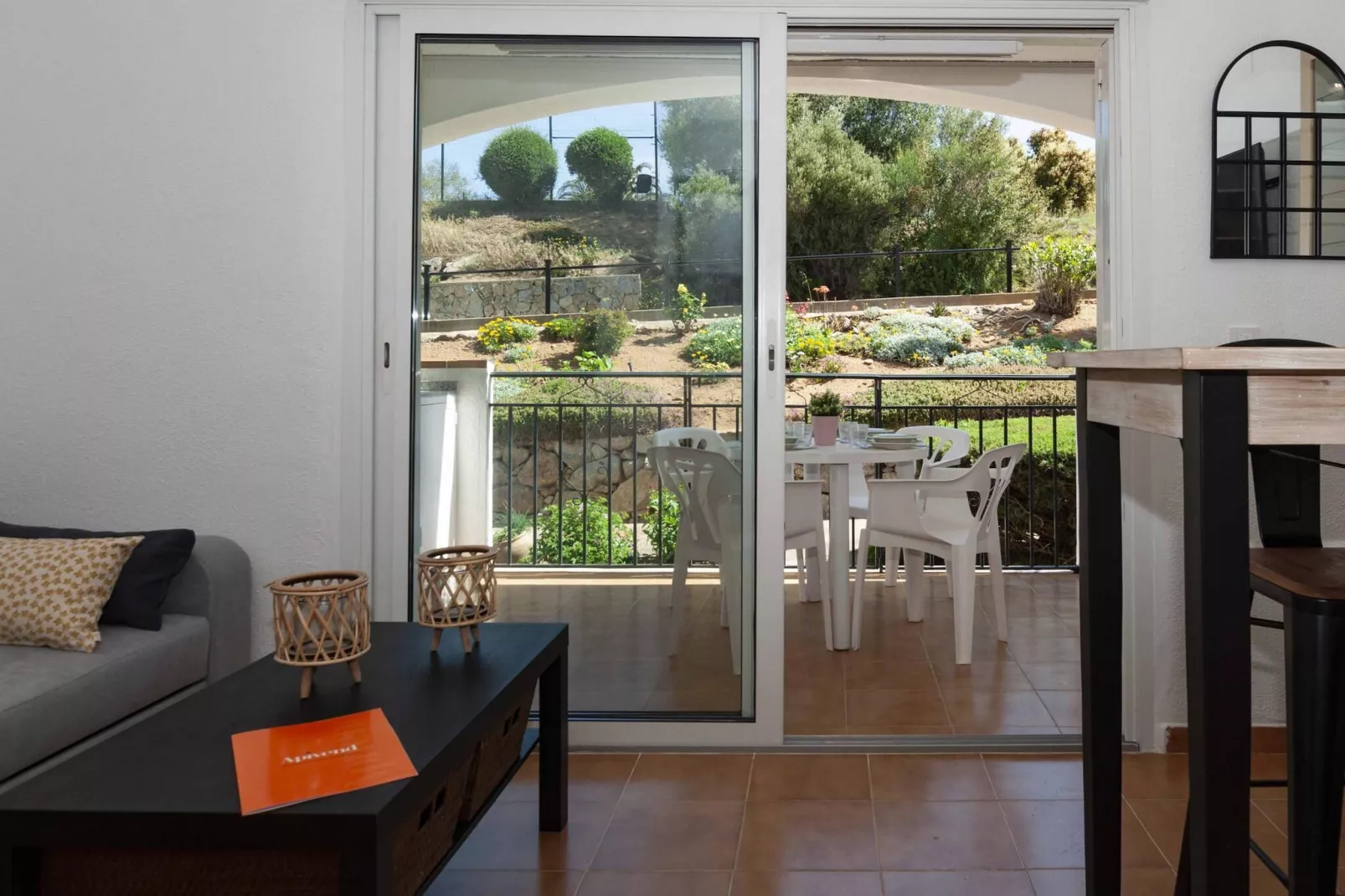 1205 JARDINS con PISCINA-Living room