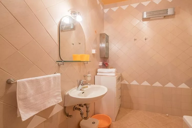Apartments Saulan - One Bedroom Apartment with Balcony and Sea View (Molunat)-Bathroom