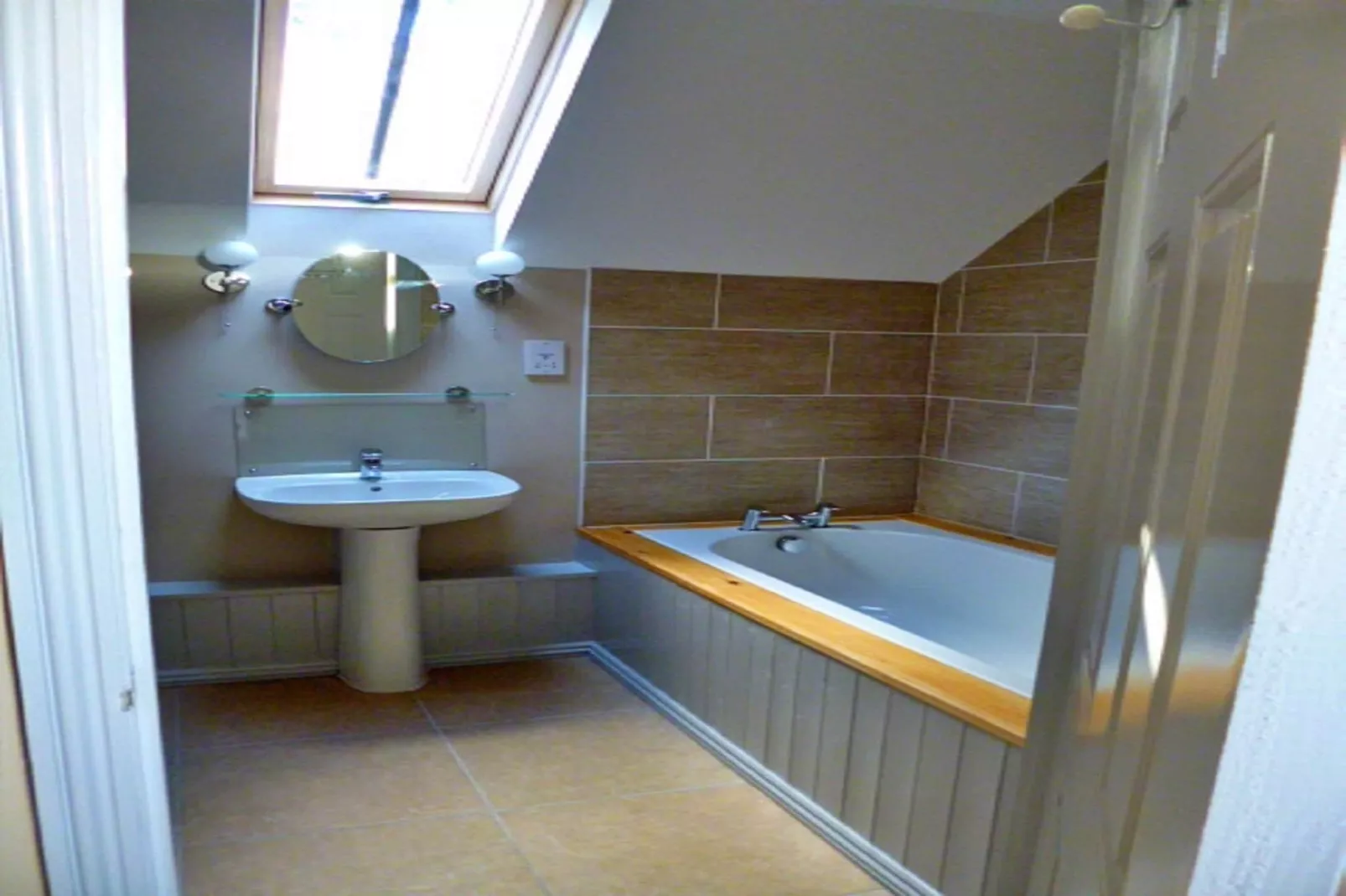 No.2 Meynell Mews-Bathroom