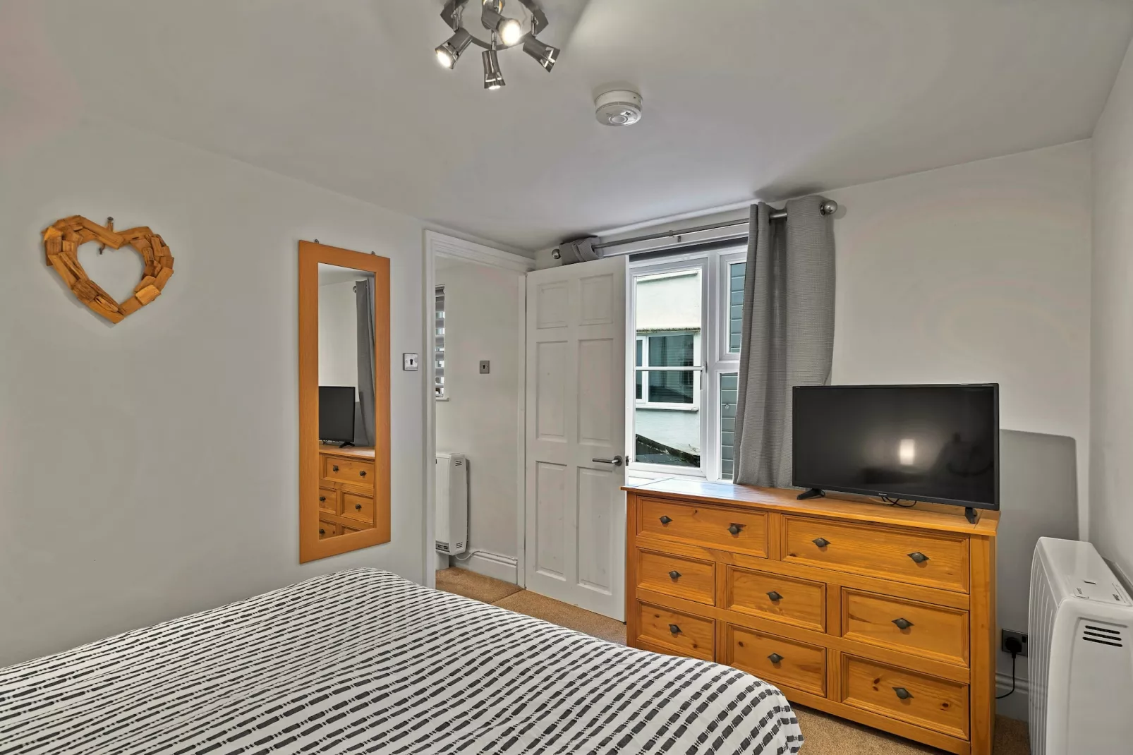 Porthole Cottage-Bedroom