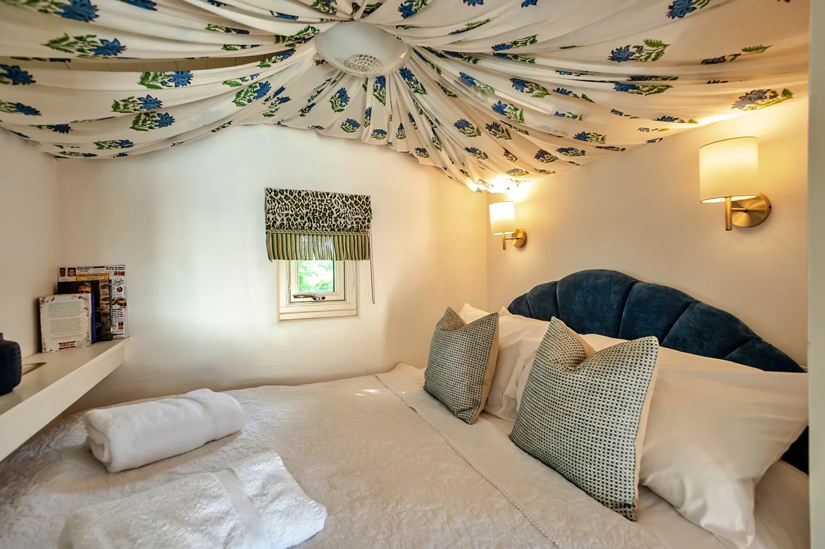 Shrawardine Train Carriage-Bedroom