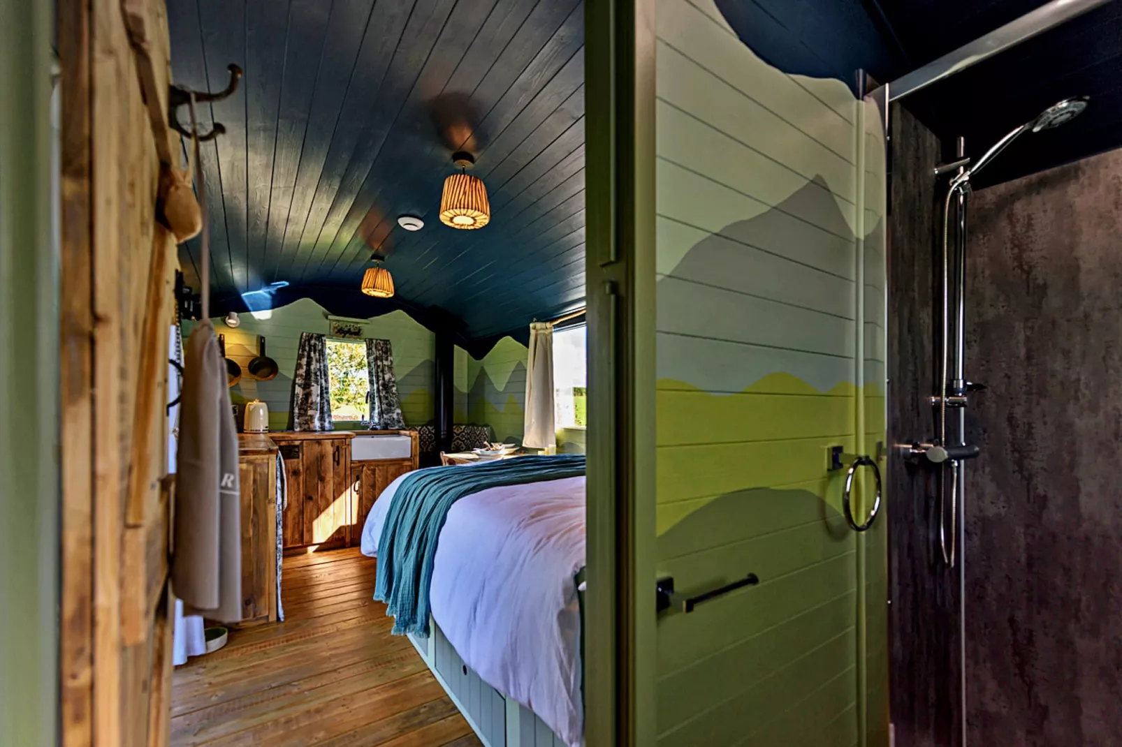 'Angharad' Poachers Hut-Bedroom