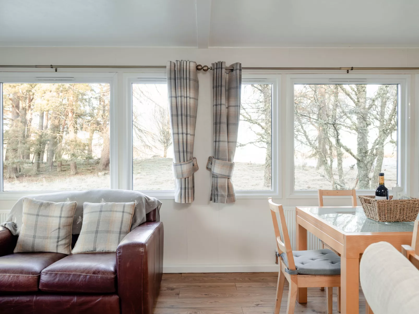 Woodpecker Lodge-Inside