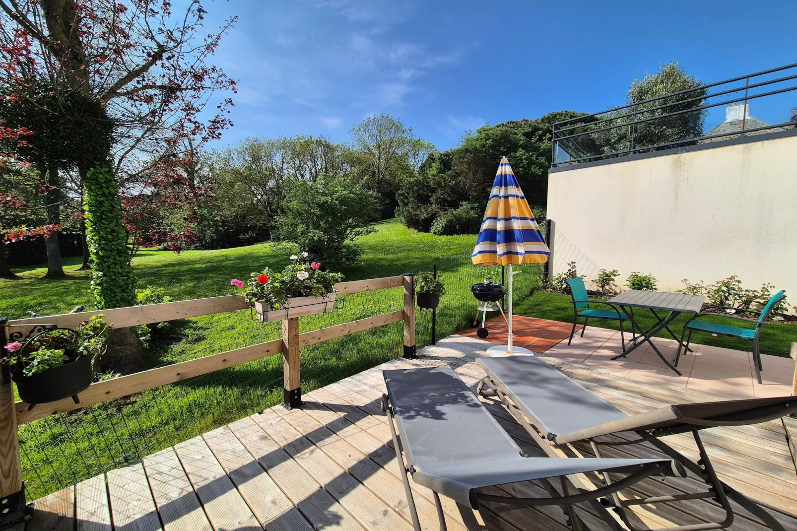 Joli rez-de-jardin avec terrasse sud plage 800 m-Terrace balcony