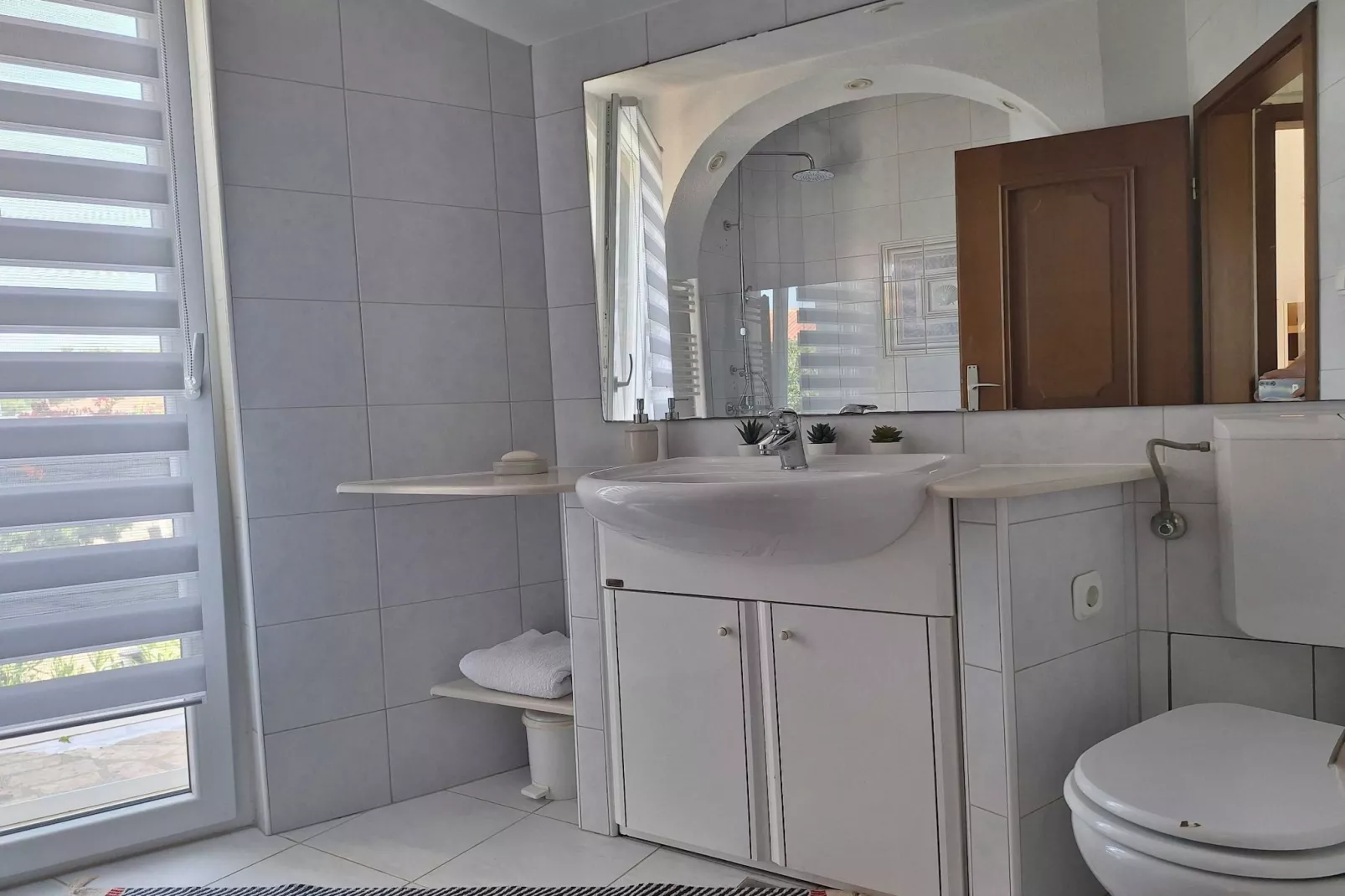 Sea View  Apartment Povljana - One Bedroom Apartment with Sea View-Bathroom