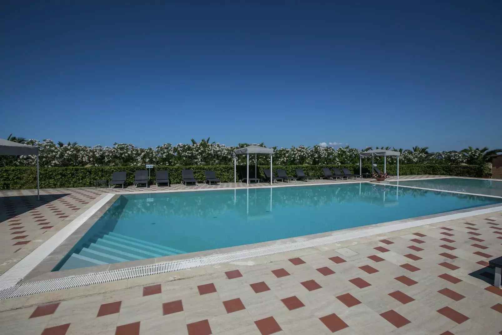 Laurento-Swimming pool