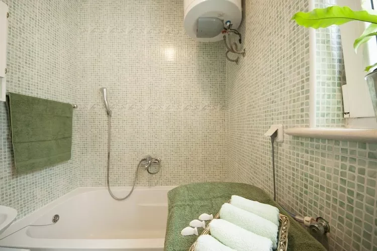 Apartments Kalajzic- One-Bedroom Apartment with Terrace (ST)-Salle de bain