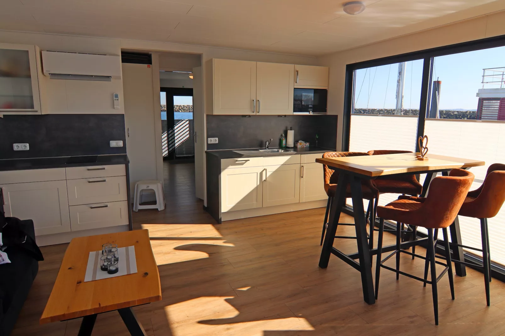 Hausboot Family & Friends mit Hund LP 10 / 1-2 Personen-Dining room