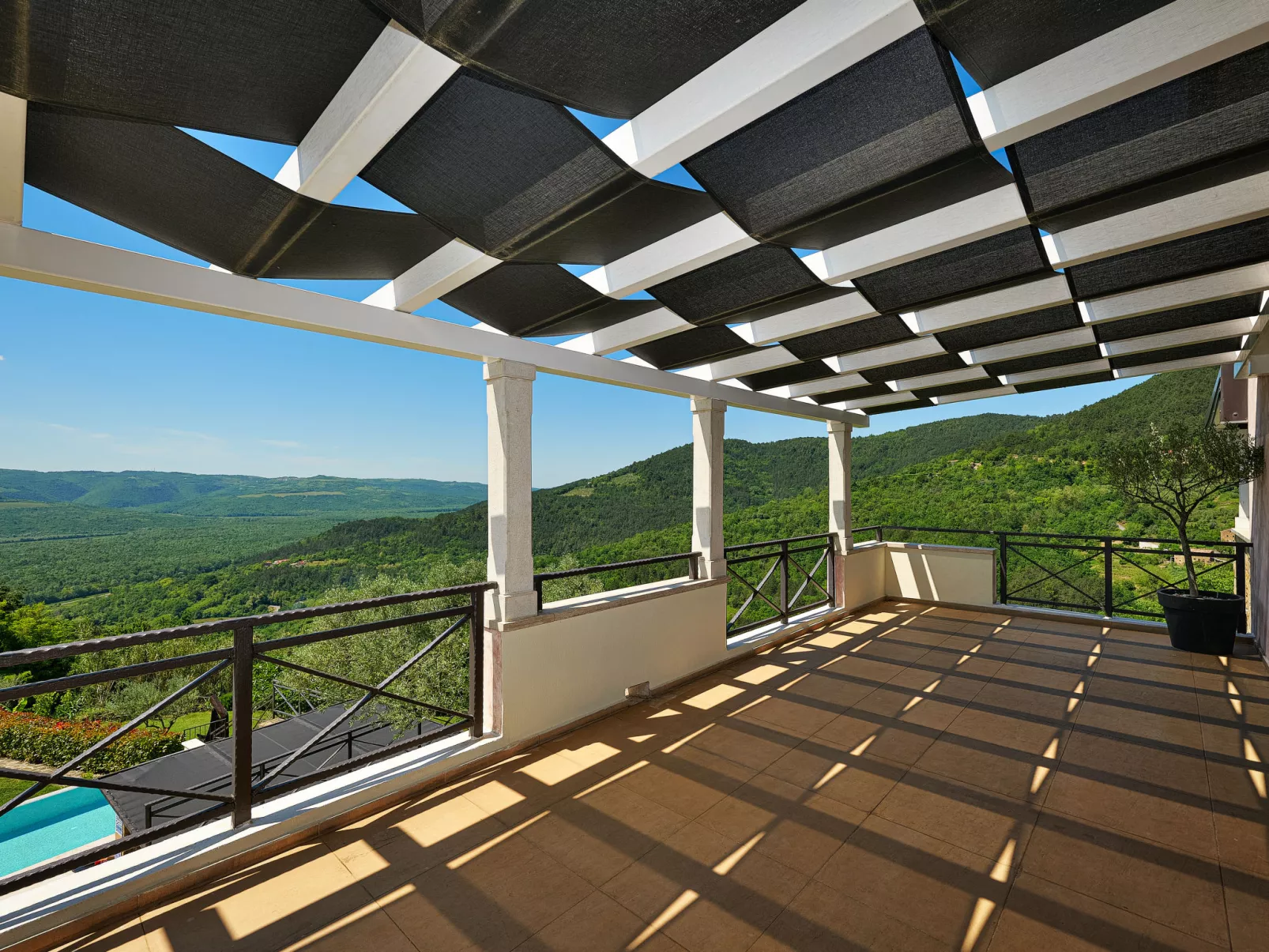 Villa Over the Hilltop-Draußen