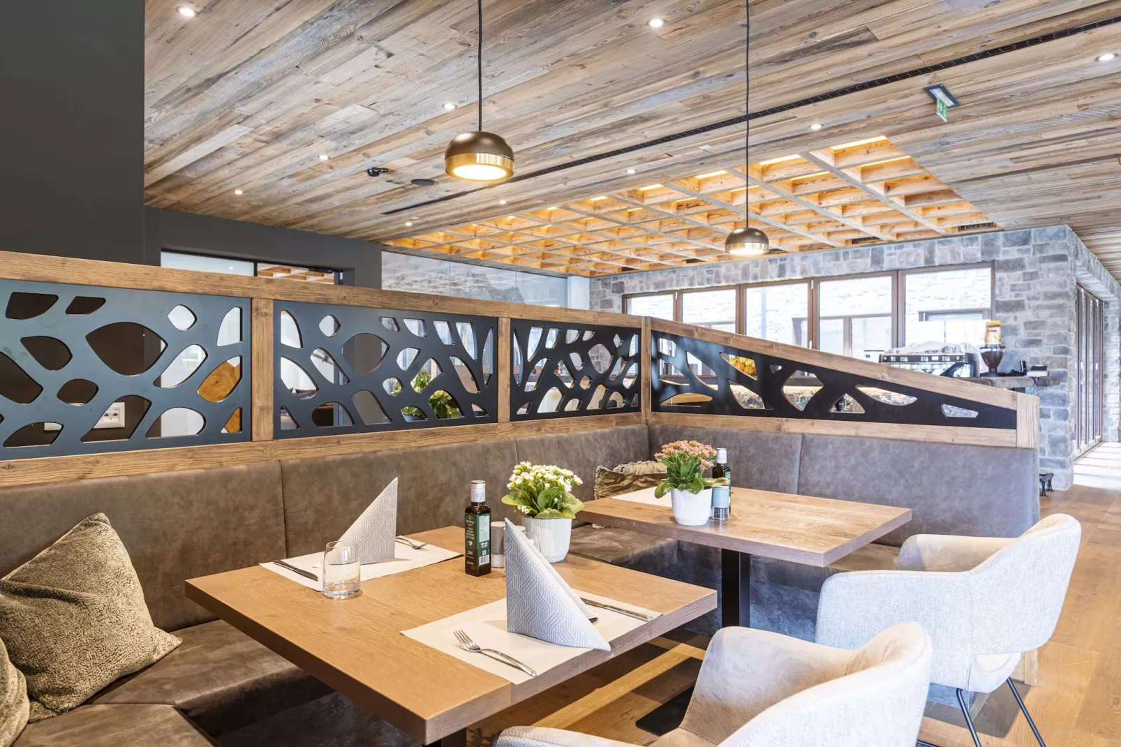 Bergresort Zugspitze Ehrwald 01-Dining room