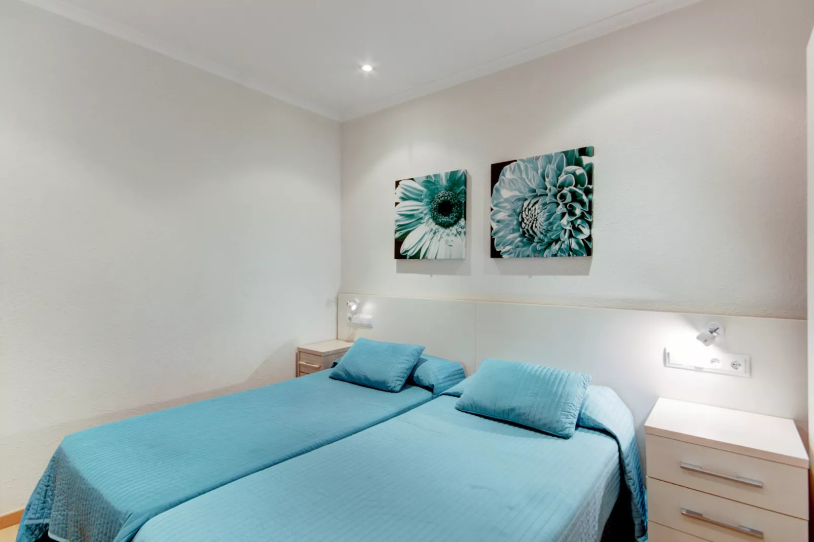 P.C. LLEVANT 3 1 Roses-Bedroom