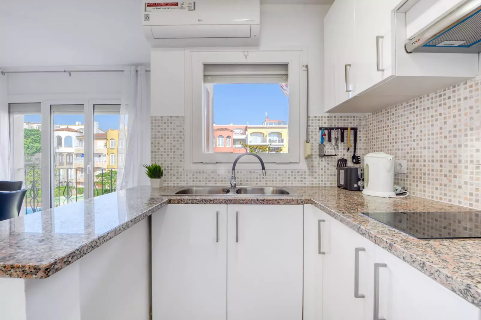 GRAN RESERVA FLORES 4 1 66 Empuriabrava- Barneda-Kitchen