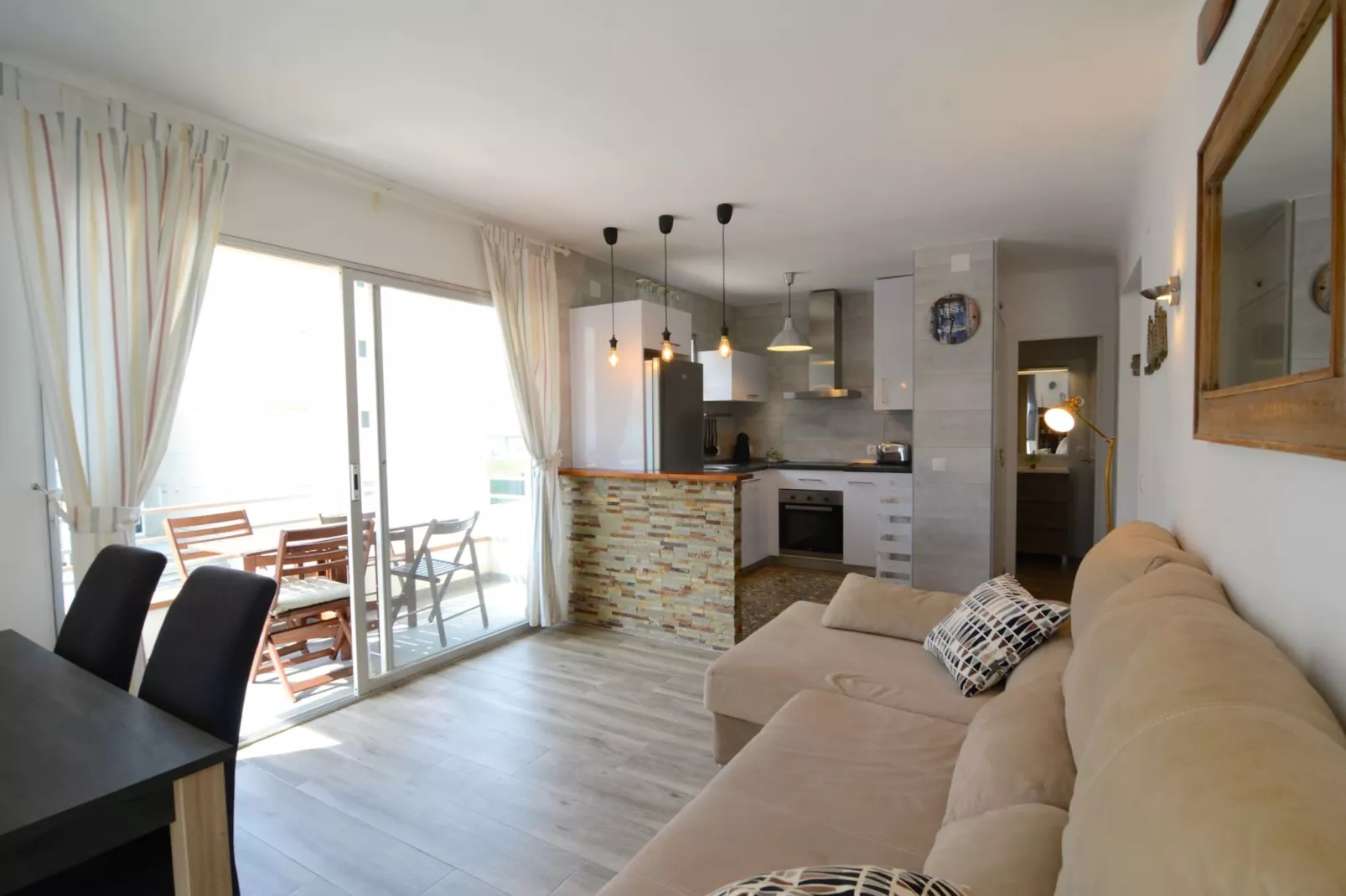 OMEGA 5 1-D-Living room