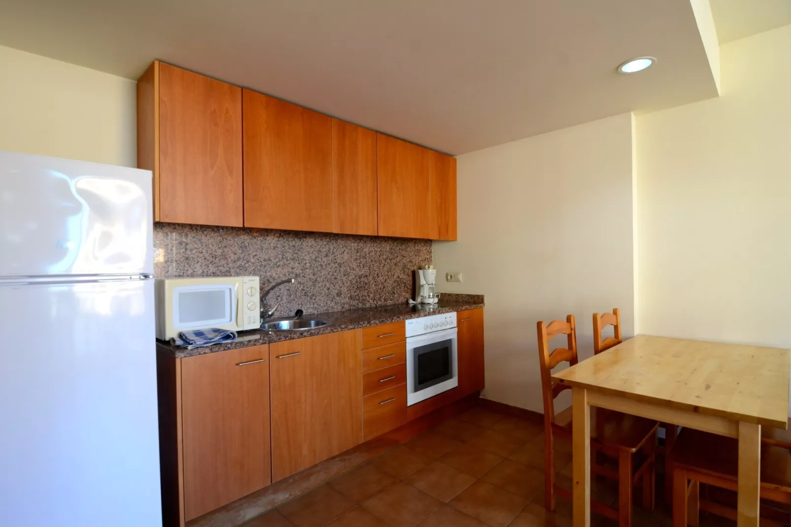 MIAMI II 101-Kitchen