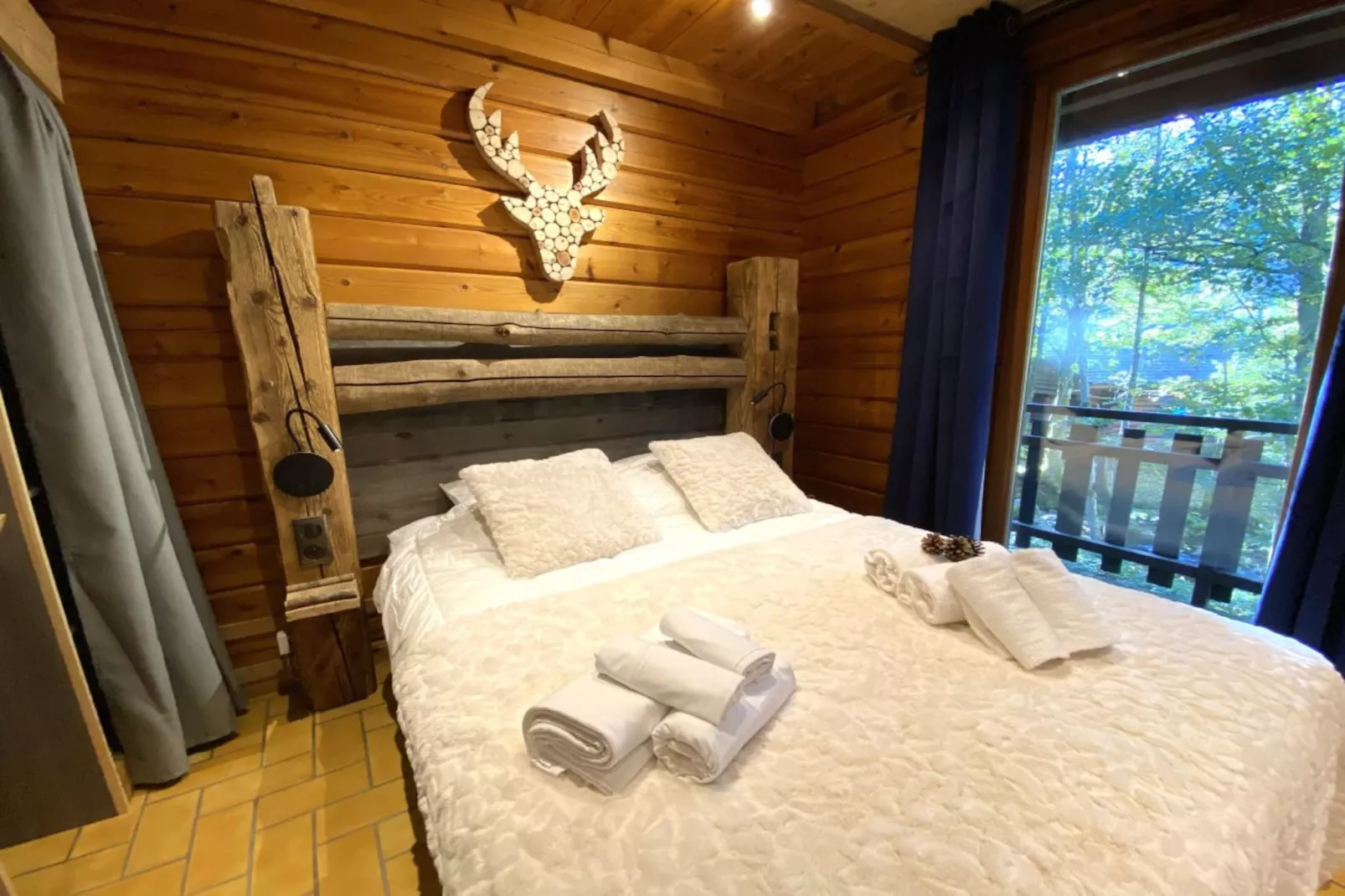 LE RENNE  Chalet en bois au calme avec SPA Jacuzzi-Chambre