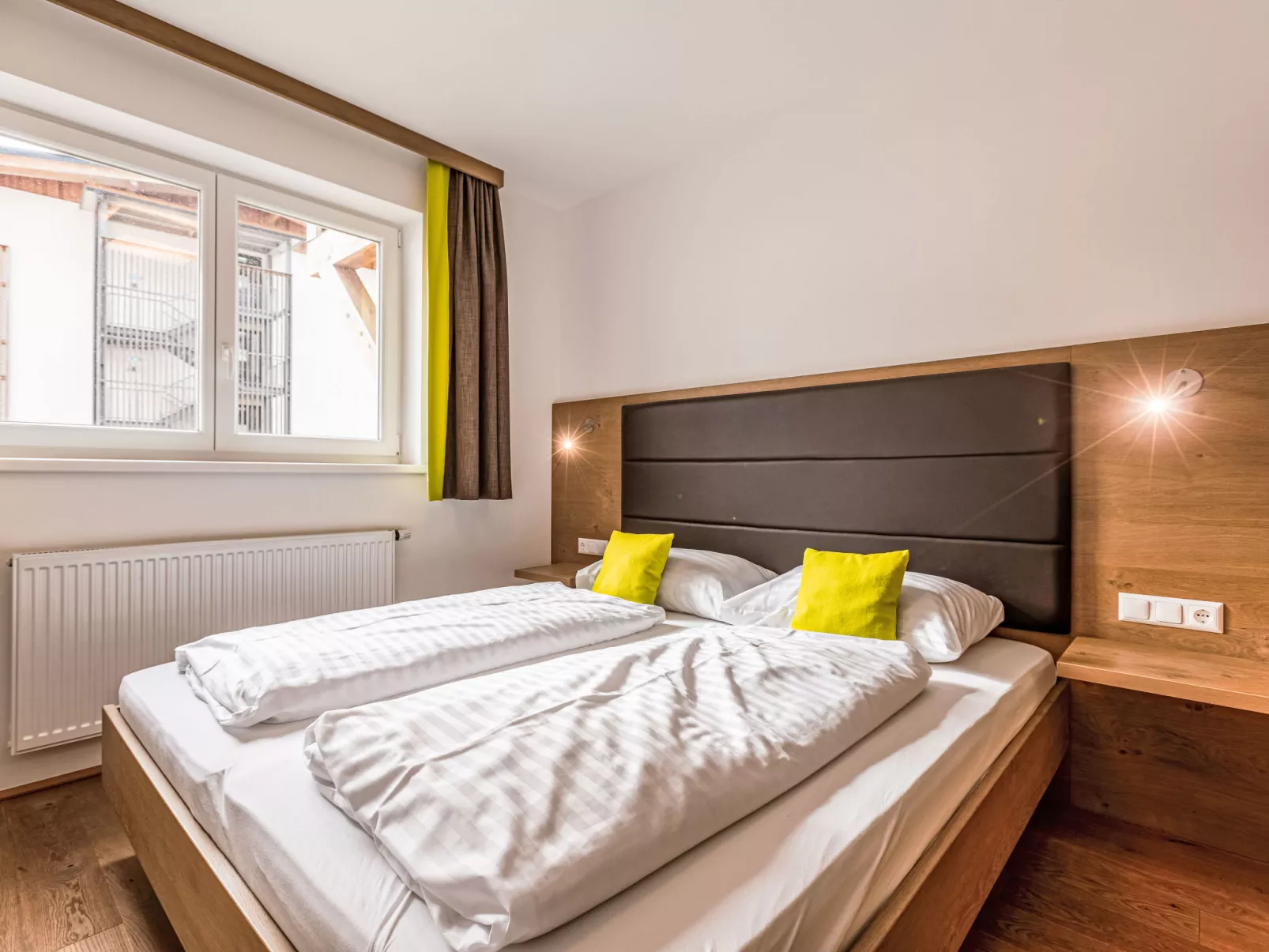Mit 2 Schlafzimmer-Drinnen