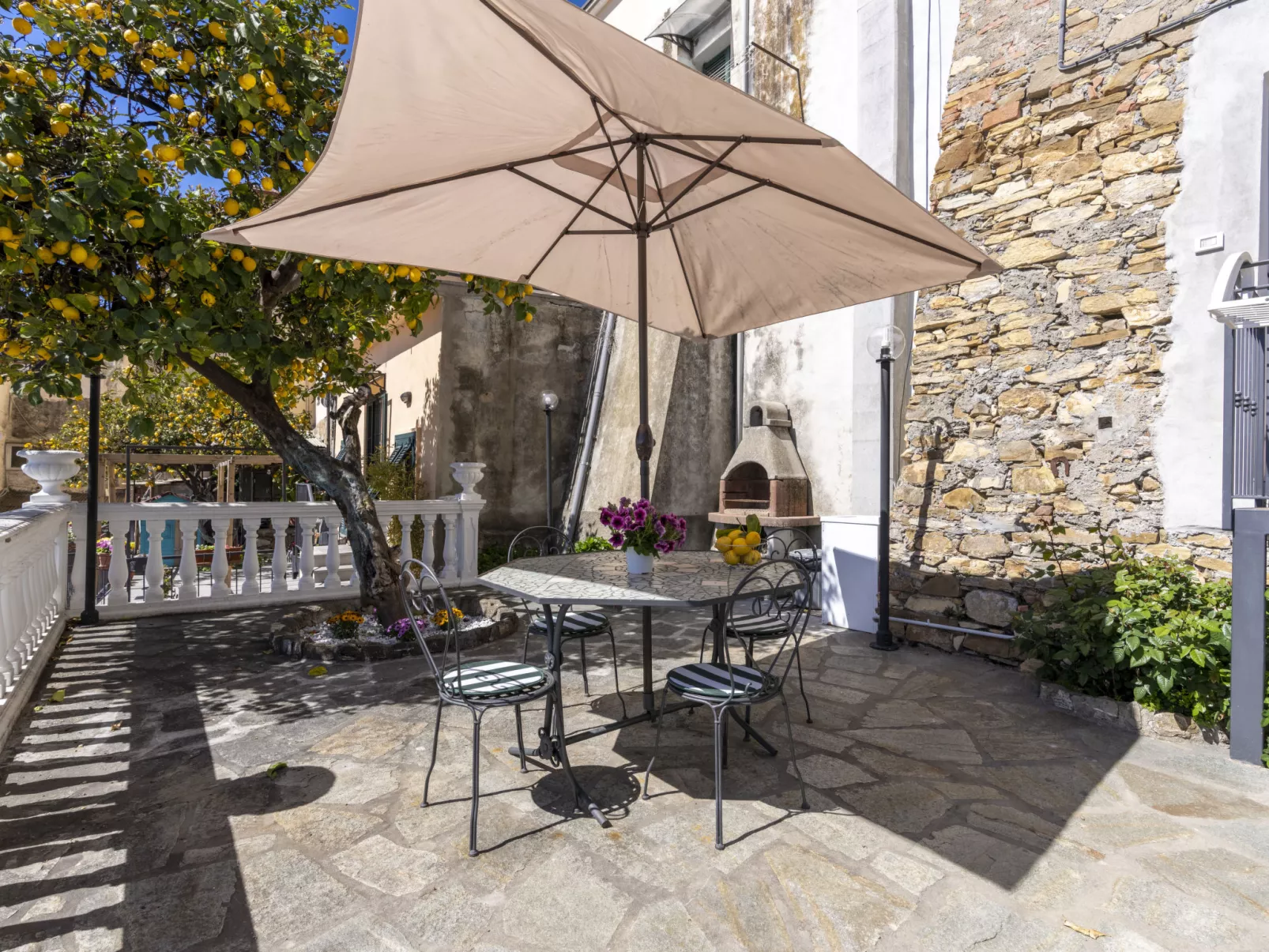 Il Giardino-Outside
