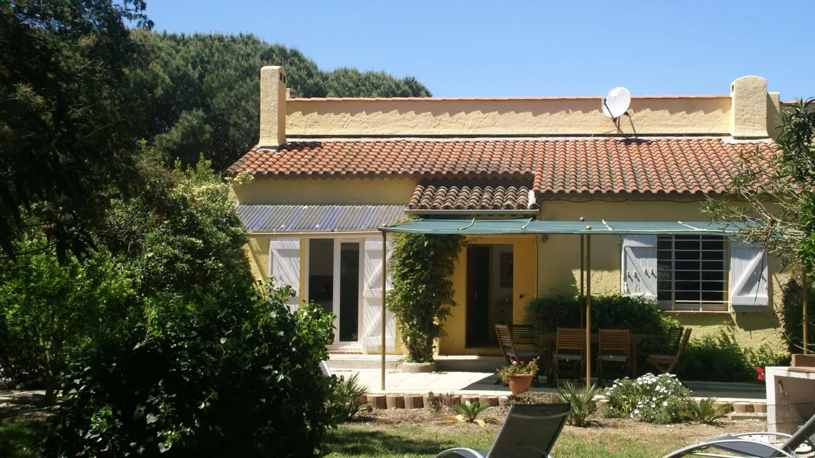 Les Romarins-Exterior summer