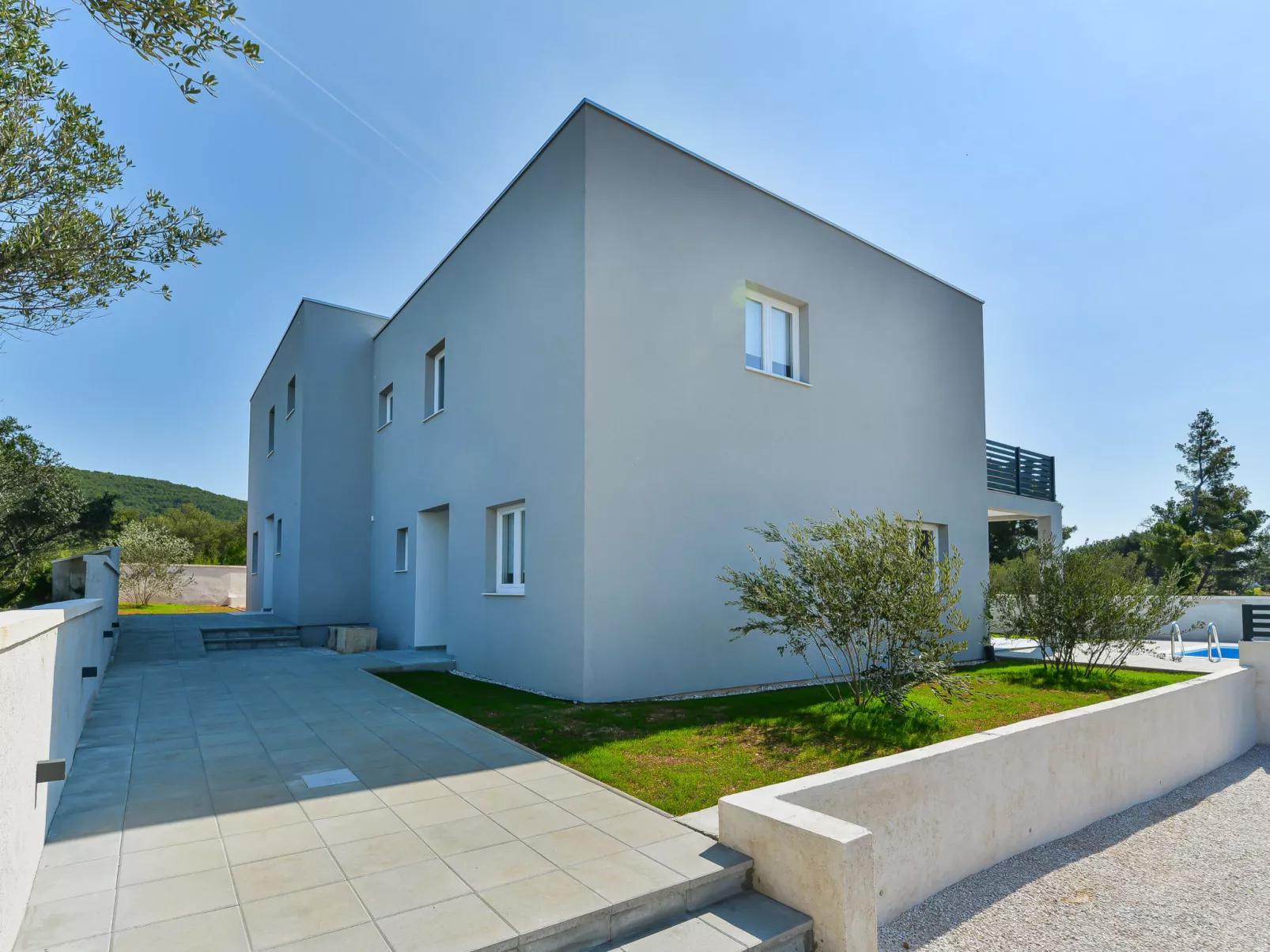 Gušt-Outside