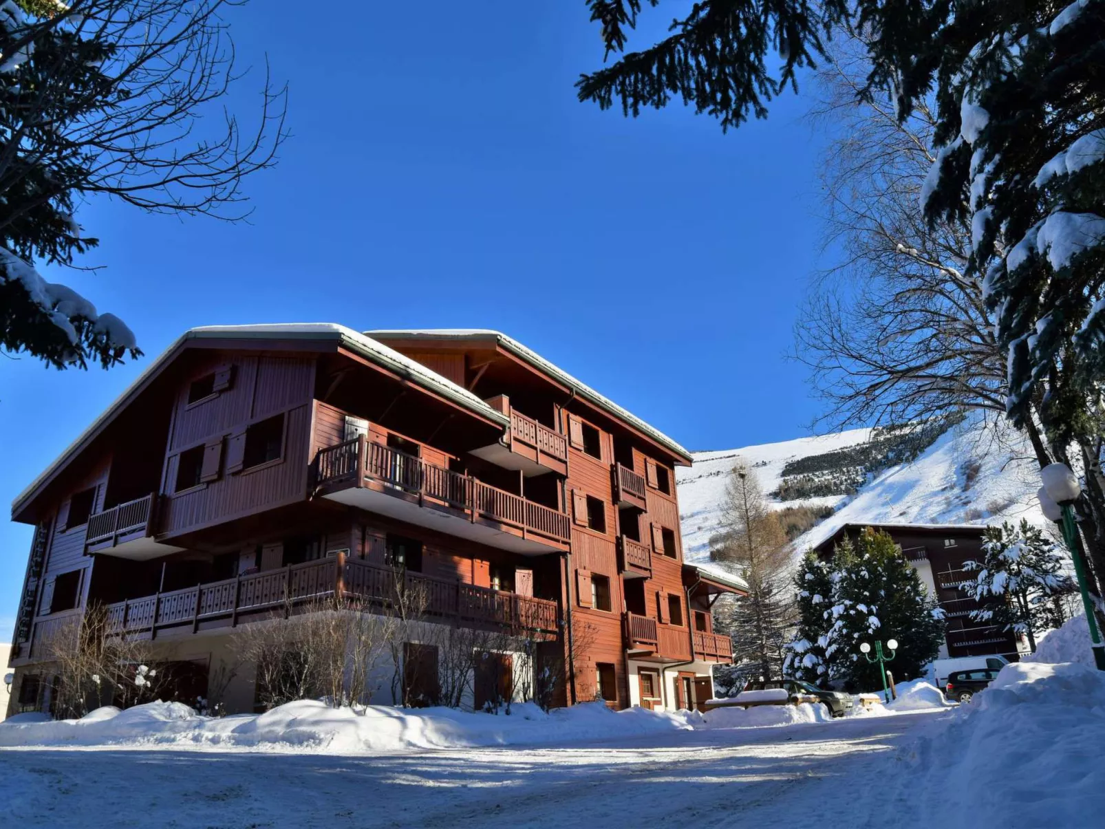 Alpina Lodge-Outside