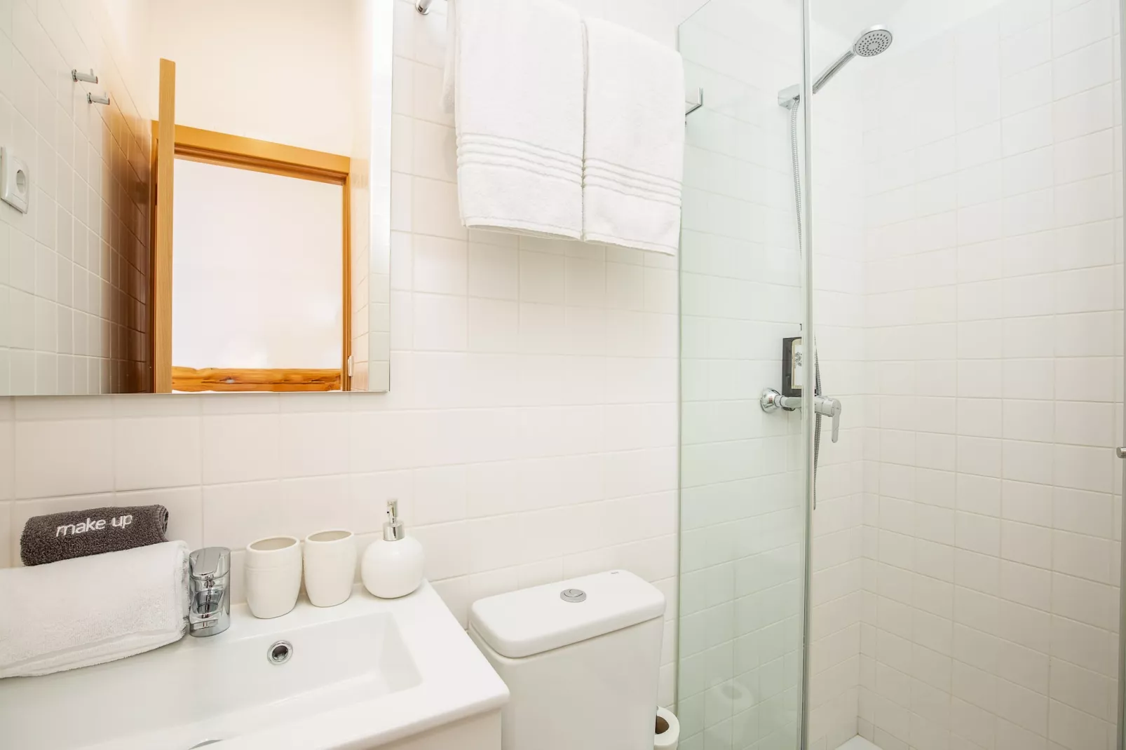 YOUROPO - Cosy 6-Bathroom