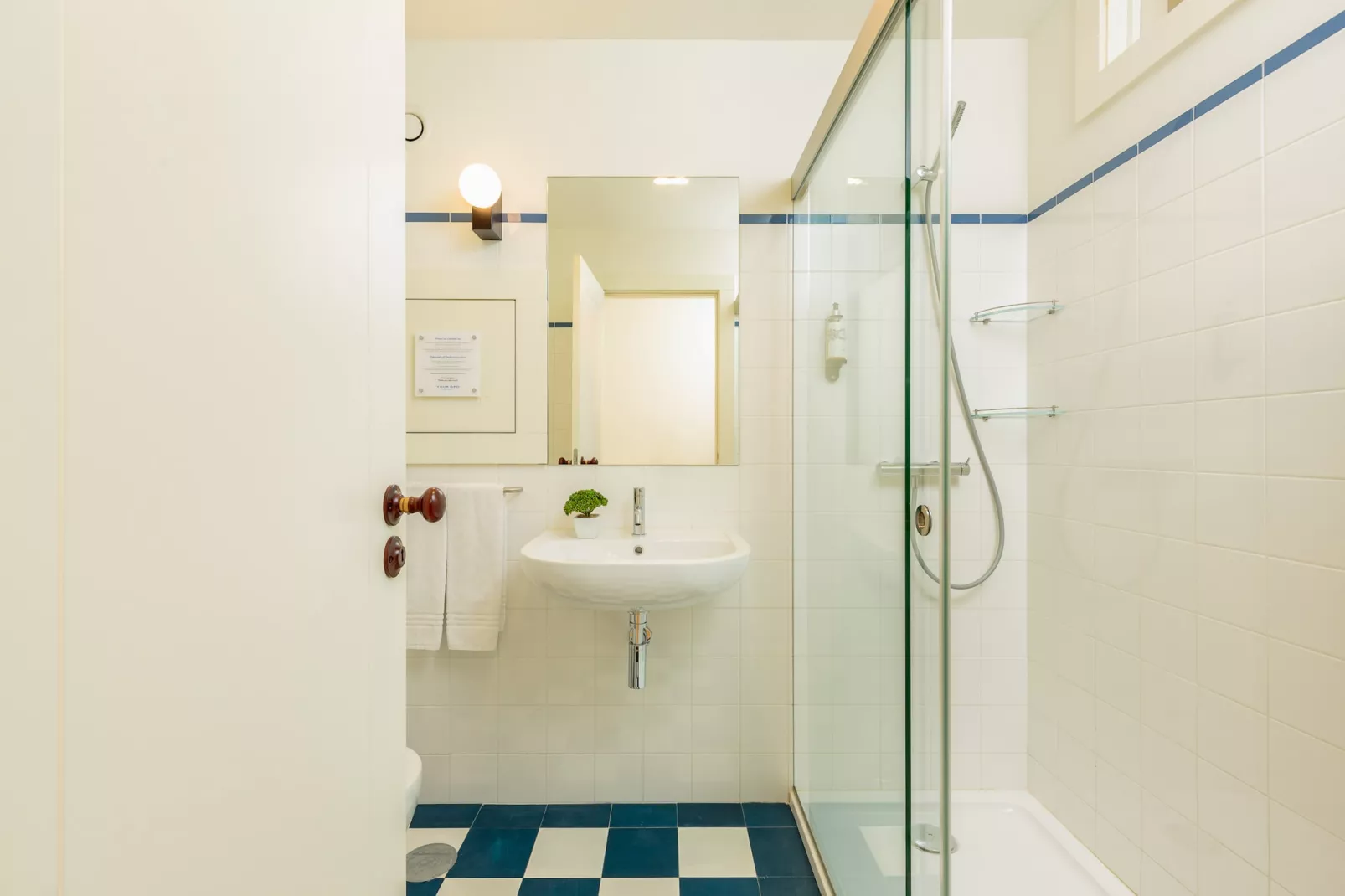 YOUROPO - Flores S-Bathroom
