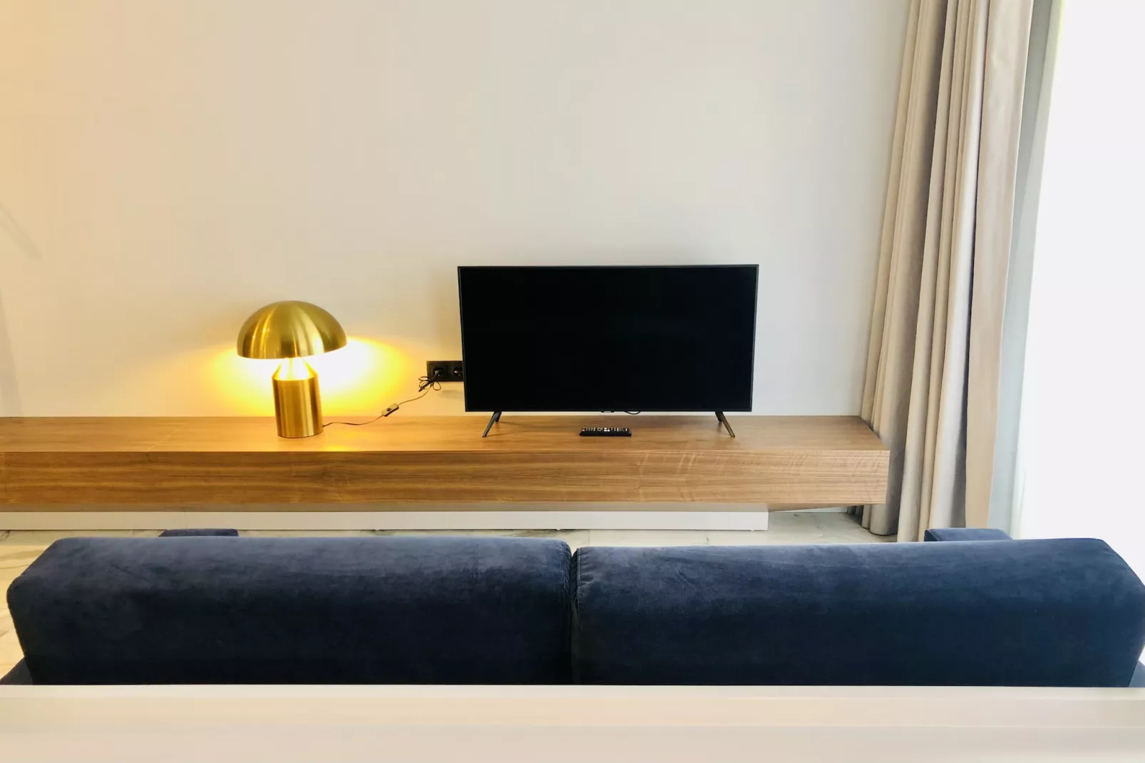 YOUROPO - Downtown 2A-Living room