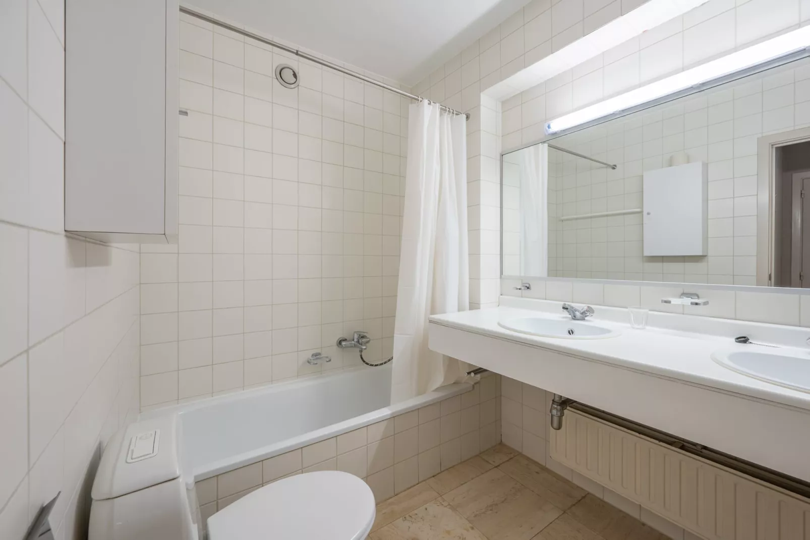 Residence Queen An-1-Bathroom