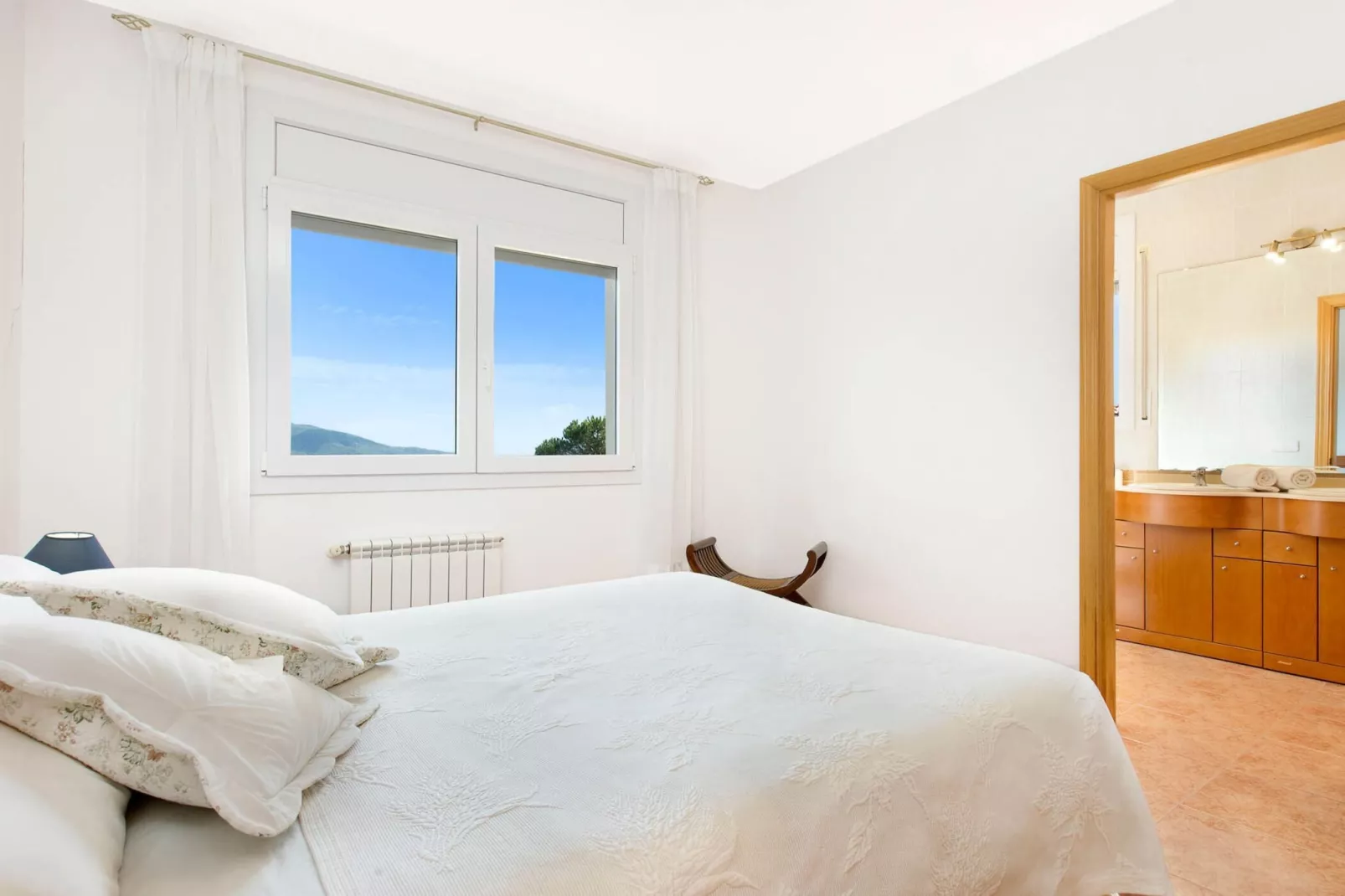 Angeles-Bedroom
