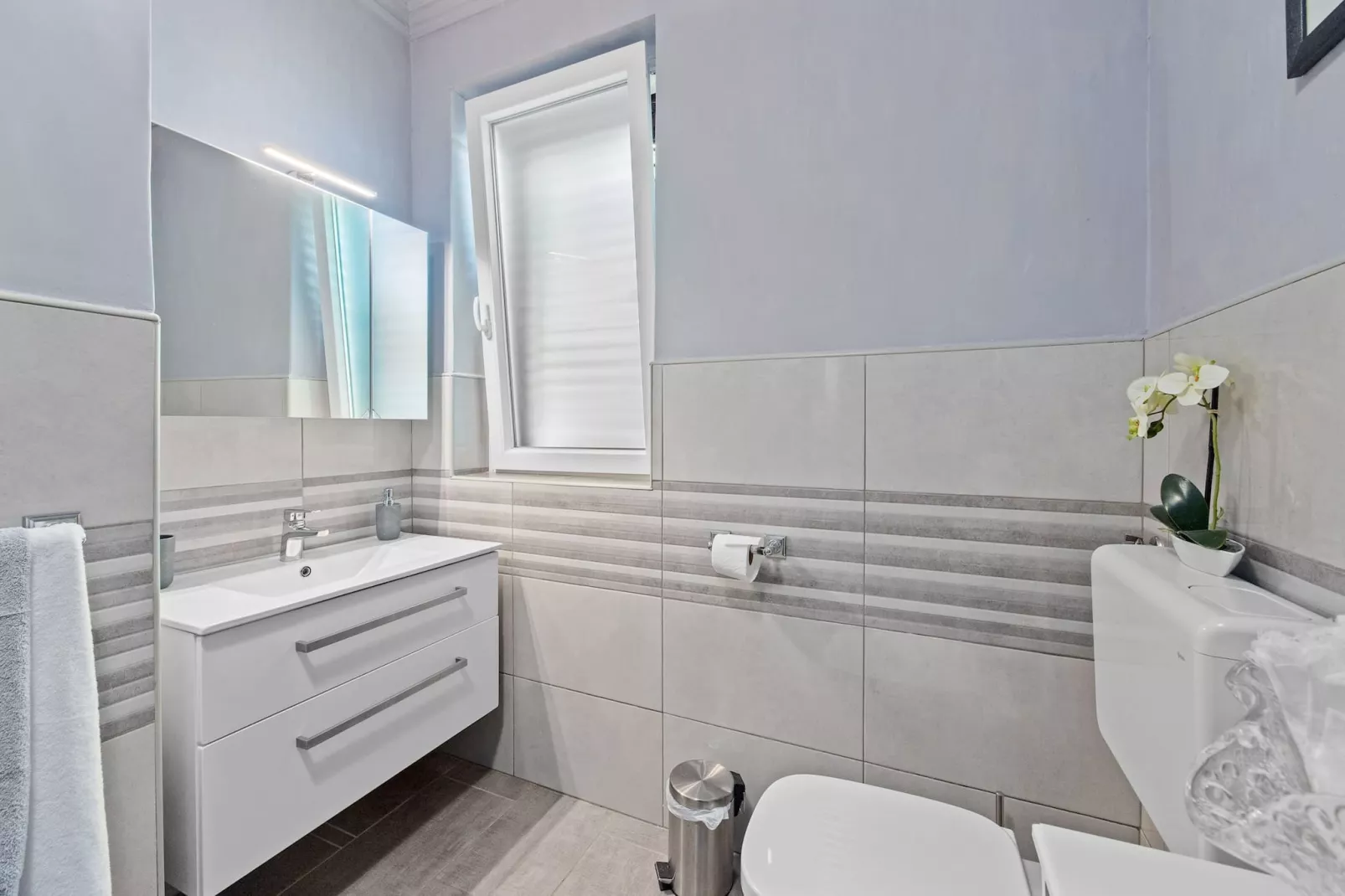 Lady M White - Balcony and Sea View-Bathroom